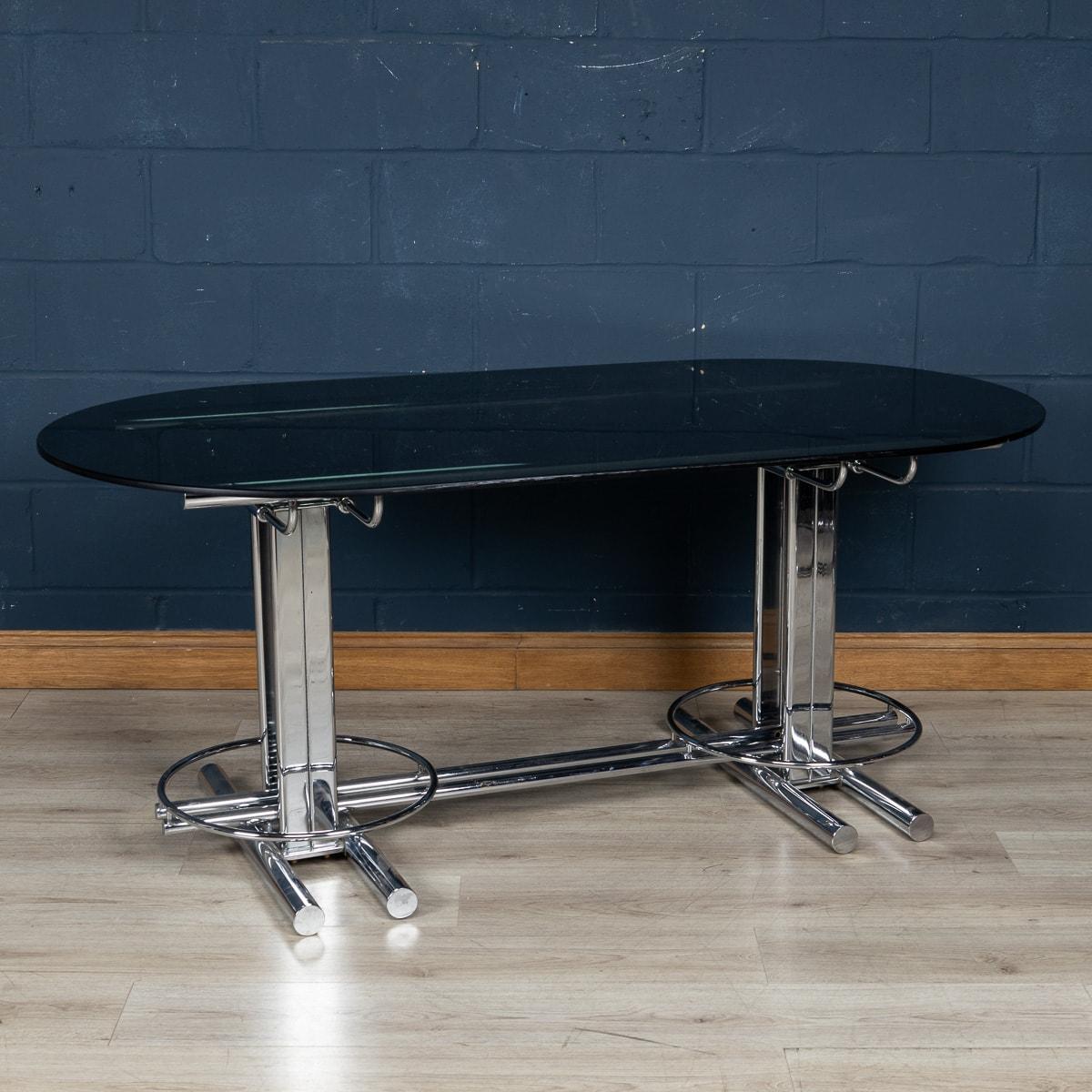 Table de salle à manger italienne géométrique du 20ème siècle en chrome et verre avec six chaises Bon état - En vente à Royal Tunbridge Wells, Kent