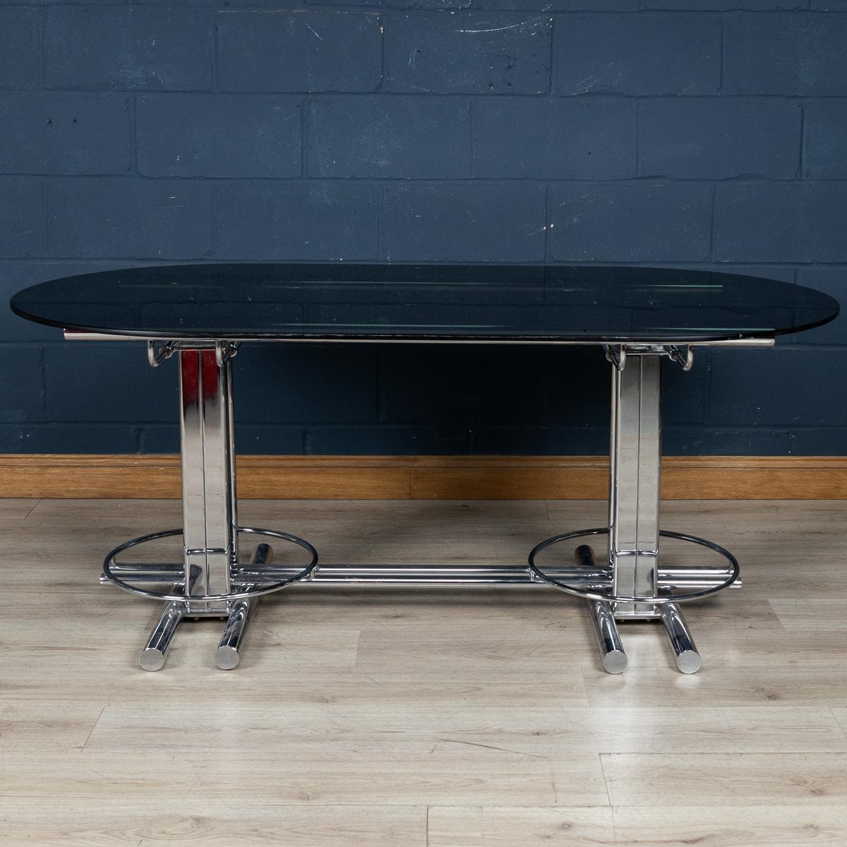20ième siècle Table de salle à manger italienne géométrique du 20ème siècle en chrome et verre avec six chaises en vente