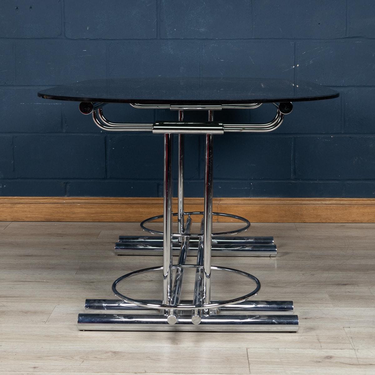 Métal Table de salle à manger italienne géométrique du 20ème siècle en chrome et verre avec six chaises en vente