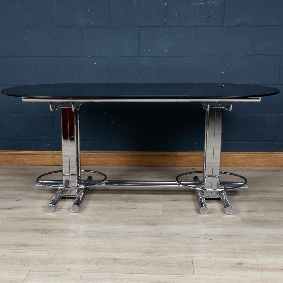 Table de salle à manger italienne géométrique du 20ème siècle en chrome et verre avec six chaises en vente 1