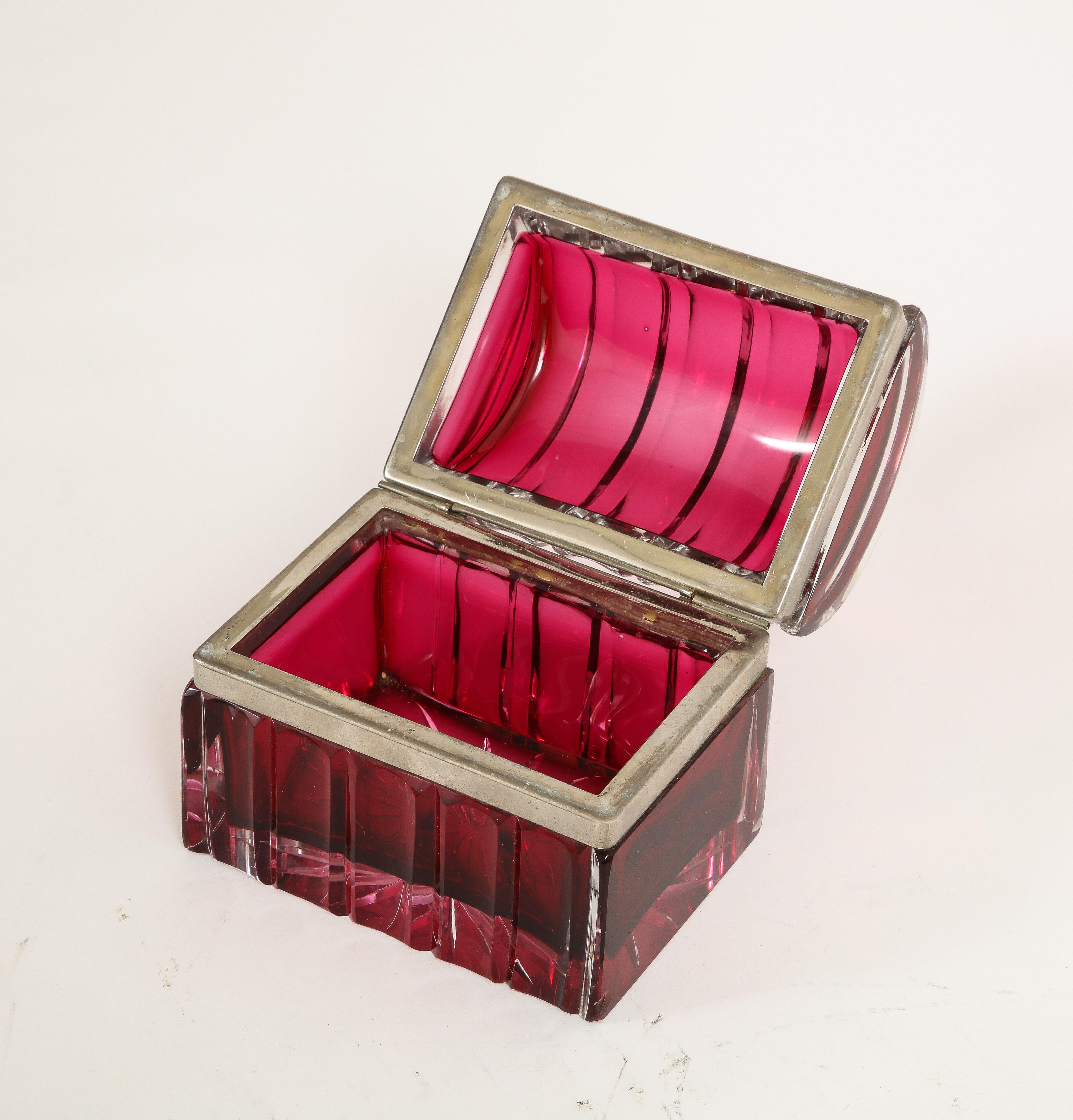 Boîte italienne du 20ème siècle en bronze argenté montée sur cristal bombé rouge sur toute sa surface en vente 3