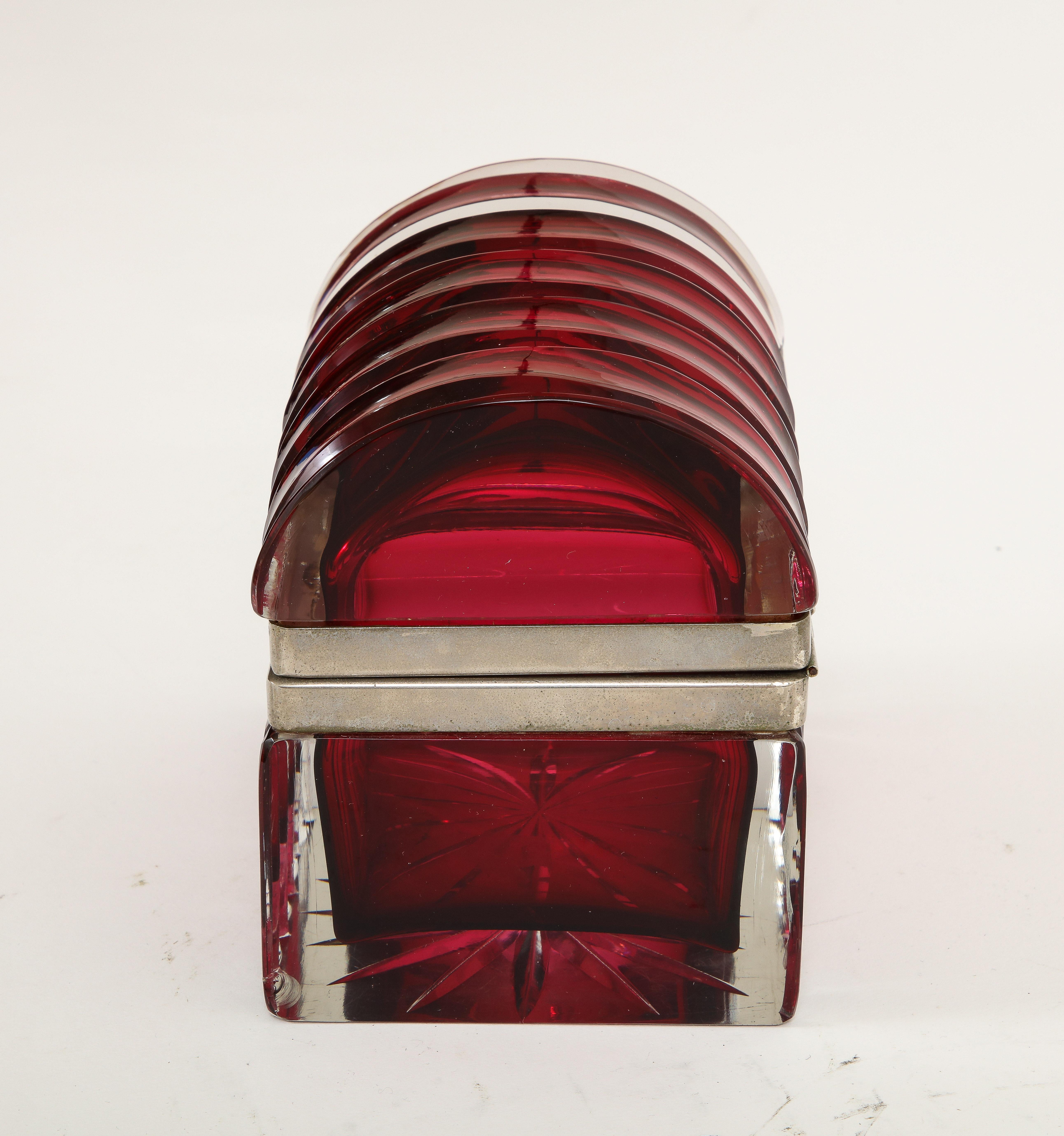 Boîte italienne du 20ème siècle en bronze argenté montée sur cristal bombé rouge sur toute sa surface en vente 1