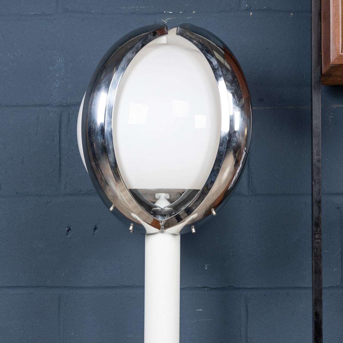 Lampadaire italien de l'« ère spatiale » du 20e siècle avec verre vénitien soufflé à la main en vente 1