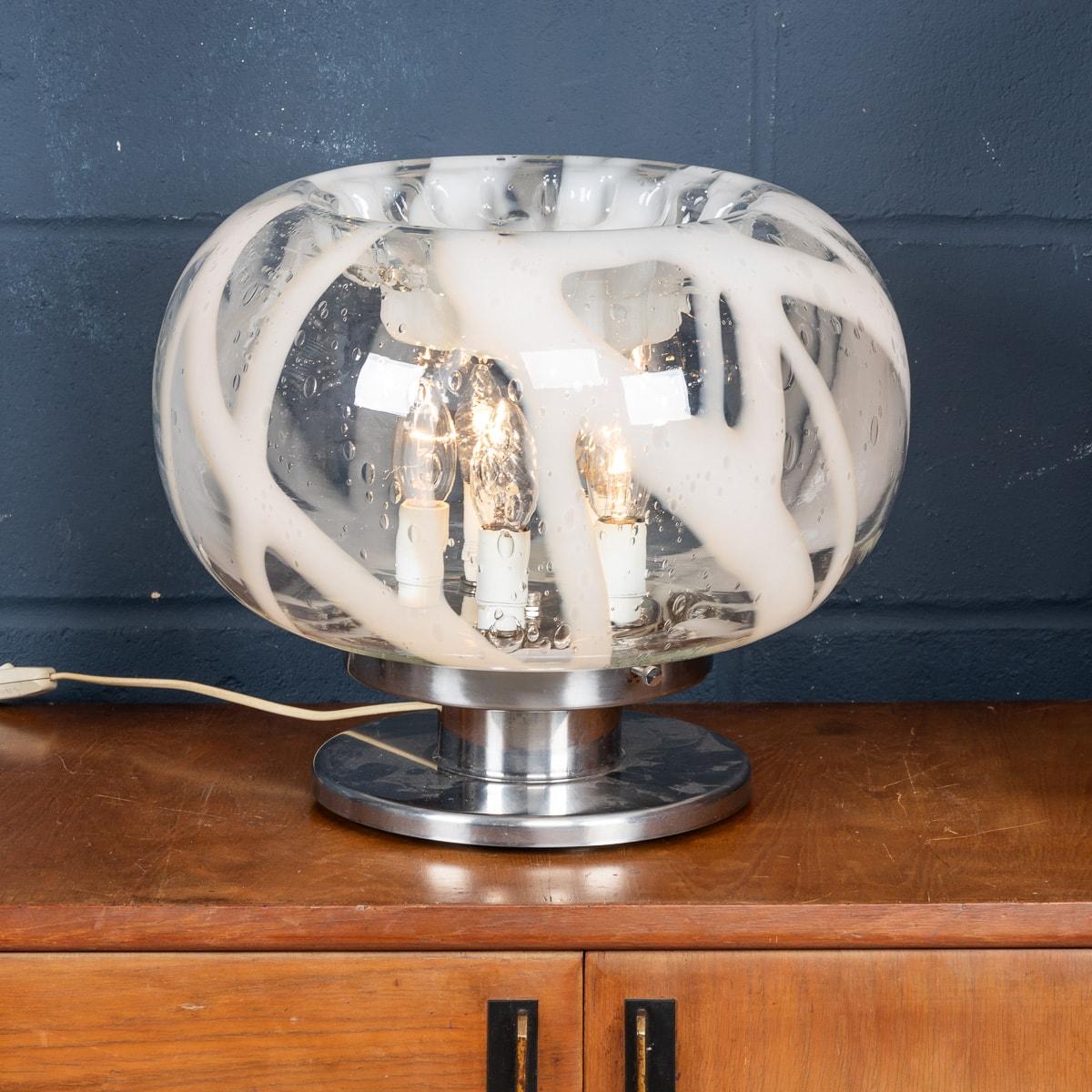 Rare lampe de table italienne vintage réalisée par Carlo Nason pour Mazzega. Produite à Murano, Venise, dans les années 1970, cette lampe en chrome et en verre illustre le savoir-faire de Carlo Nason. Nason a utilisé un magnifique verre tacheté pour