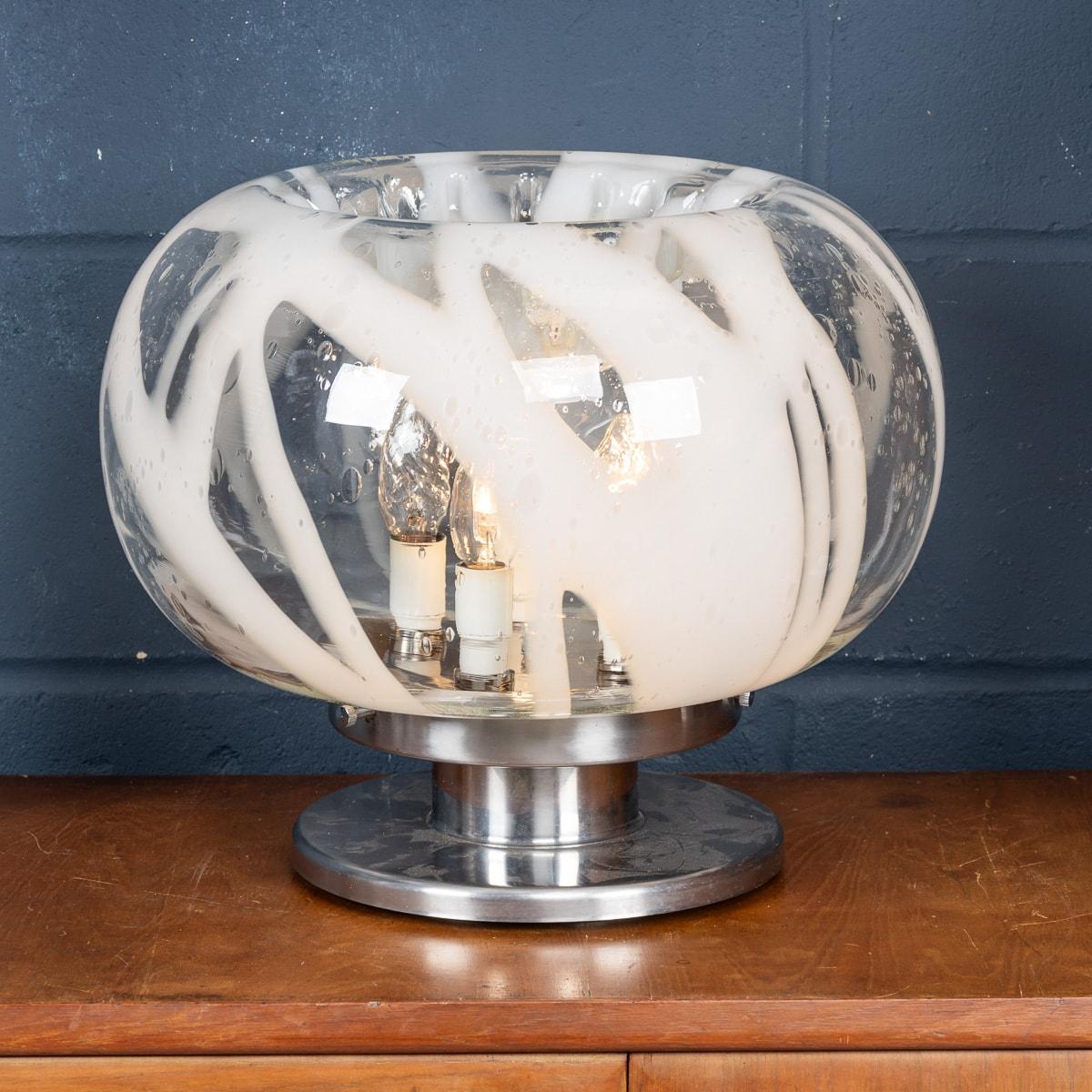 Autre A.I.C. C'est une lampe de table italienne du 20e siècle, réalisée par Carlo Nason pour Mazzega, Murano, c.C. 1970. en vente