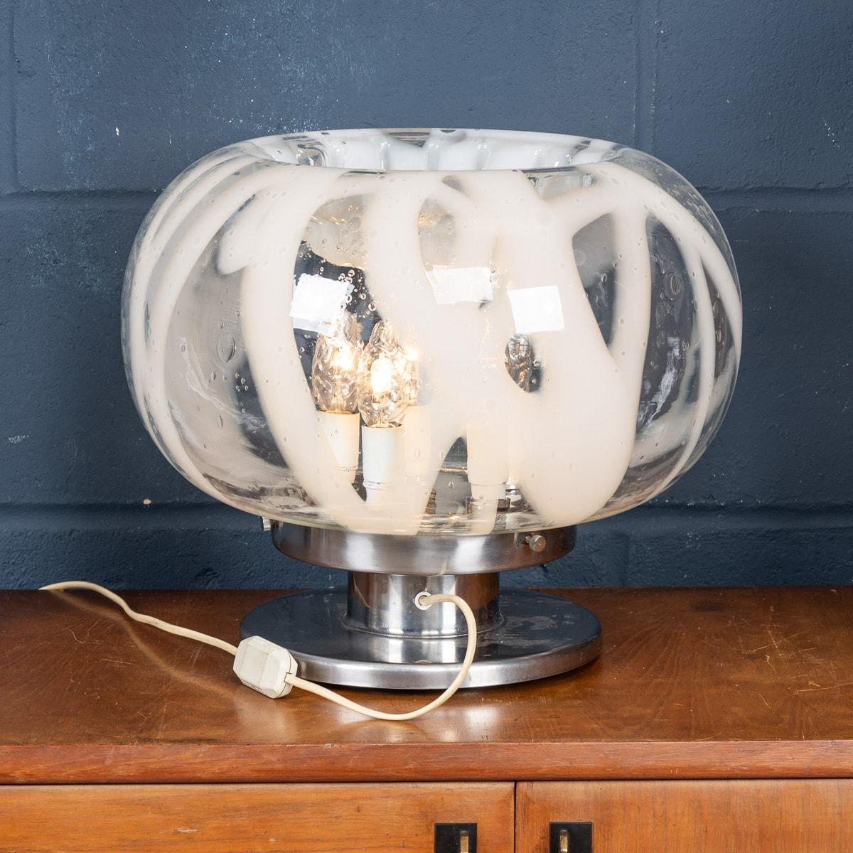 20ième siècle A.I.C. C'est une lampe de table italienne du 20e siècle, réalisée par Carlo Nason pour Mazzega, Murano, c.C. 1970. en vente