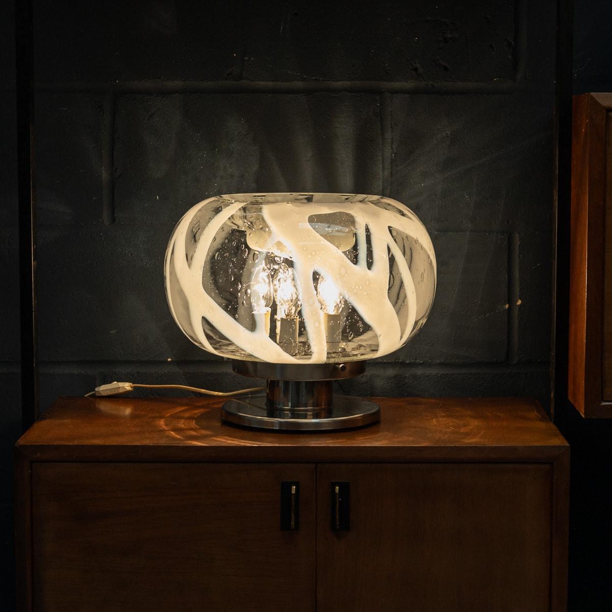 A.I.C. C'est une lampe de table italienne du 20e siècle, réalisée par Carlo Nason pour Mazzega, Murano, c.C. 1970. en vente 2