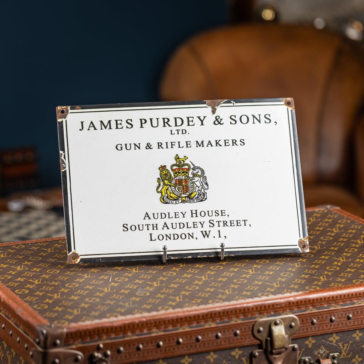 Ein emailliertes Werbeschild der Firma James Purdey & Sons Ltd aus dem 20. Eine wunderbare Wanddekoration für alle, die sich für den Schießsport oder die Jagd interessieren. 

Purdey & Sons wurde 1814 gegründet und ist als einer der besten