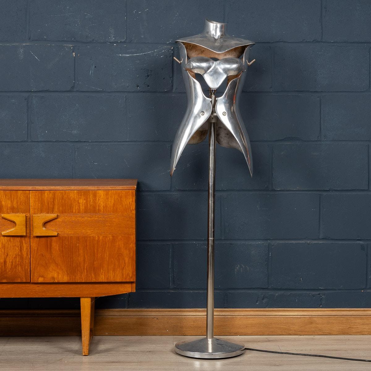 Une lampe mannequin élégante conçue par Nigel Coates, réalisée pour Jigsaw Clothing Company, Knightsbridge, Londres. Fabriqués en aluminium avec des torses sectionnels, ces mannequins comptent parmi les plus étonnants jamais réalisés. Ils ornaient