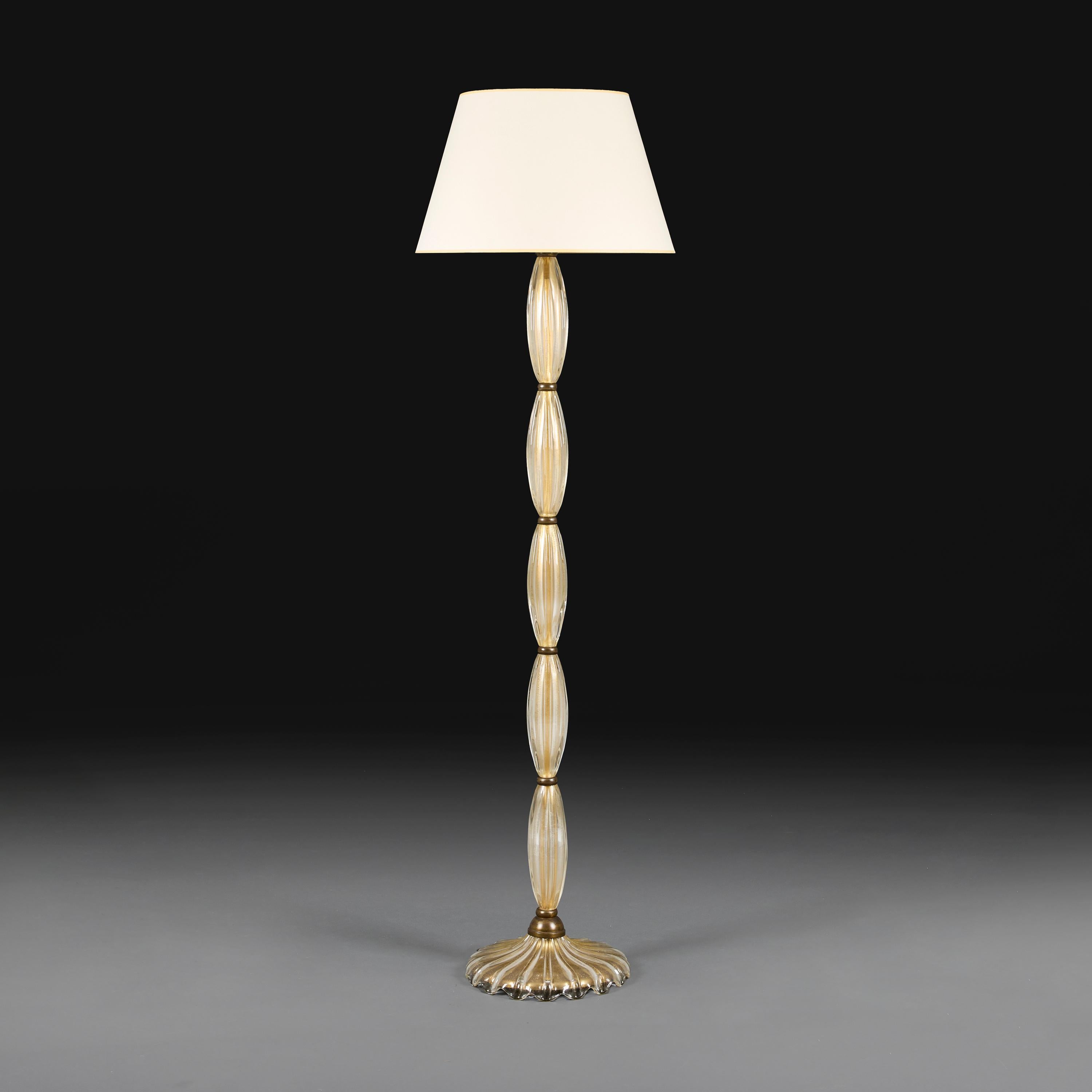 Italia, hacia 1940.

Excepcional lámpara de pie de cristal de Murano. El cristal tiene motas doradas en toda su superficie, el pie vertical tiene secciones estriadas y todo se apoya en una base circular abocinada. Por Barovier & Toso.

Altura del
