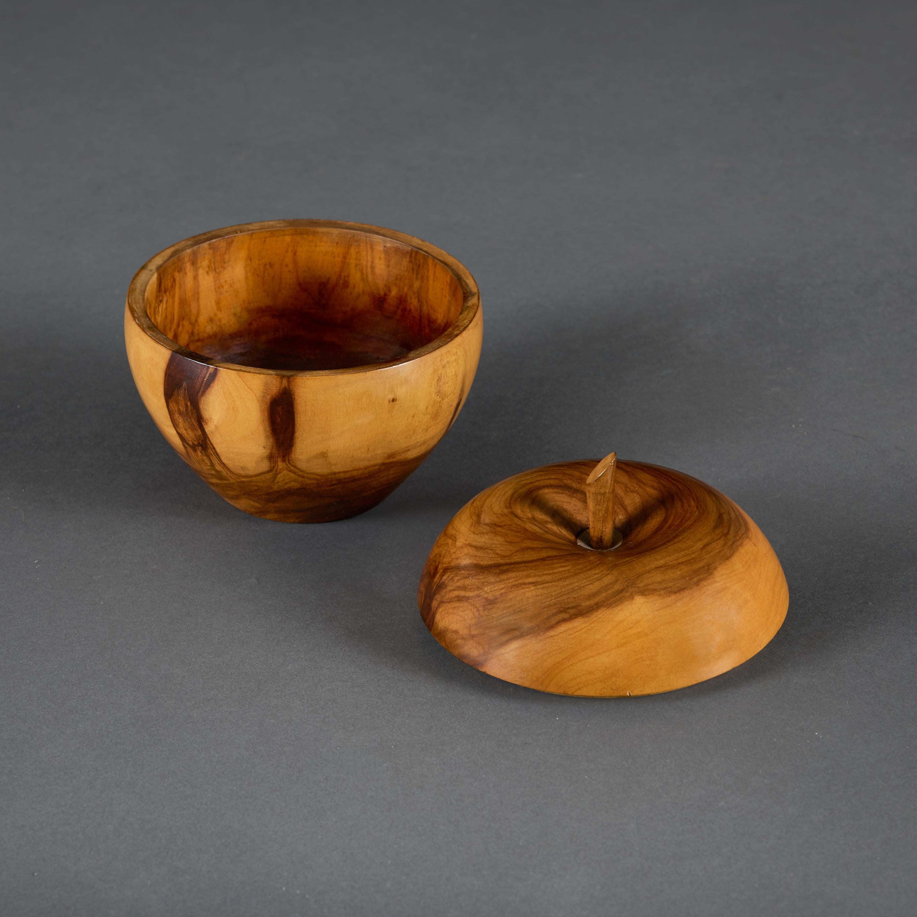 A 20th Century Olive Wood Treen Apple Tea Caddy In Good Condition For Sale In London, GB