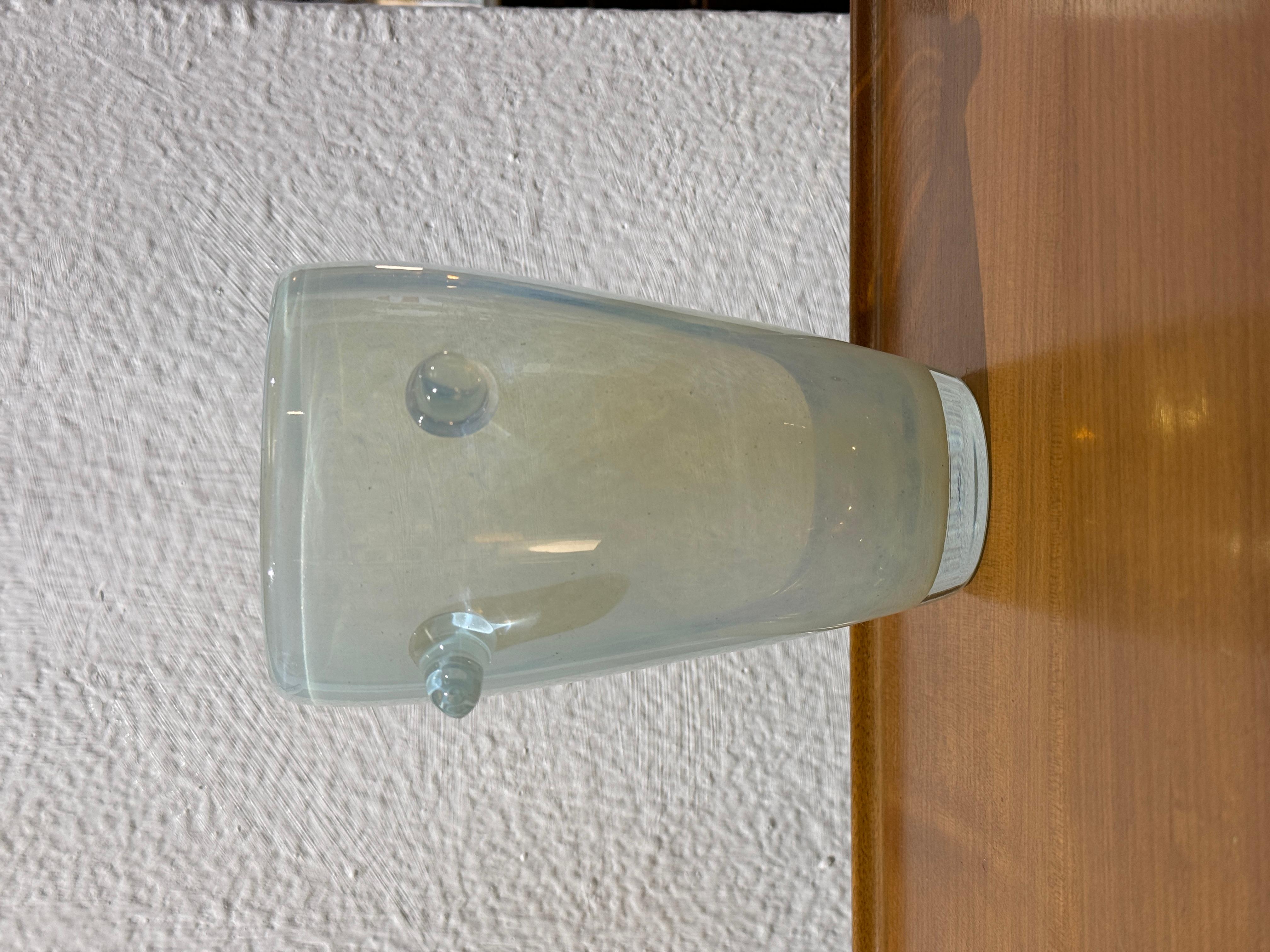Mid-Century moderno Vaso in vetro artistico opalescente del XX secolo firmato Henry Deans in vendita