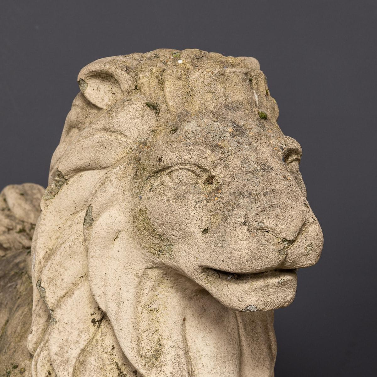 Pietra Una coppia di leoni di pietra inglesi del XX secolo A.I.C. 1970 in vendita