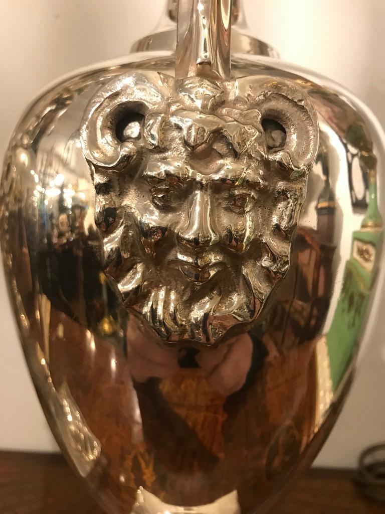 Anglais Paire de lampes-urnes en forme de tête de bélier en métal argenté du 20ème siècle en vente
