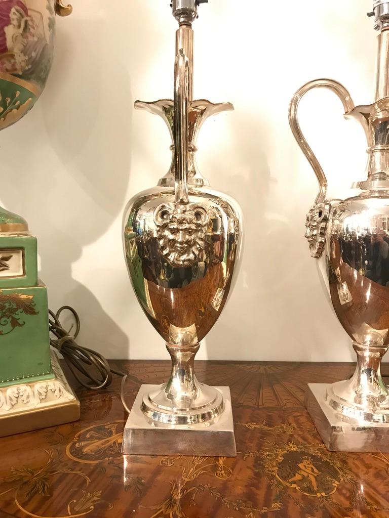 Paire de lampes-urnes en forme de tête de bélier en métal argenté du 20ème siècle Bon état - En vente à Southall, GB
