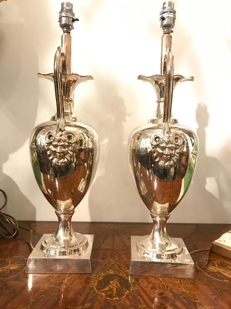 20ième siècle Paire de lampes-urnes en forme de tête de bélier en métal argenté du 20ème siècle en vente
