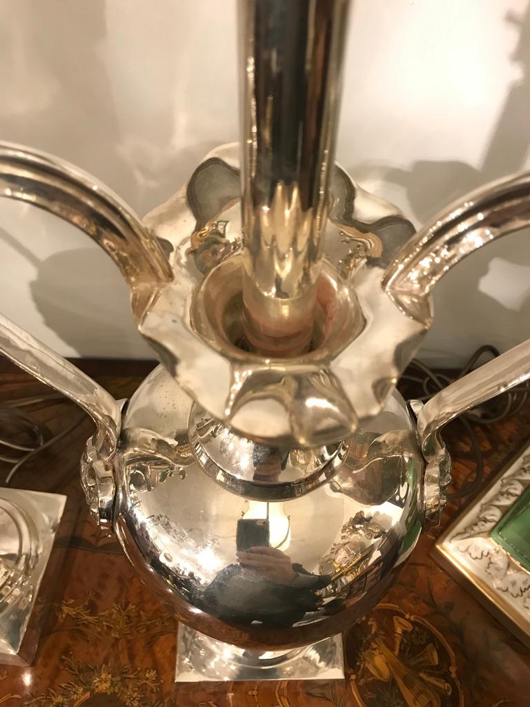 Paire de lampes-urnes en forme de tête de bélier en métal argenté du 20ème siècle en vente 1