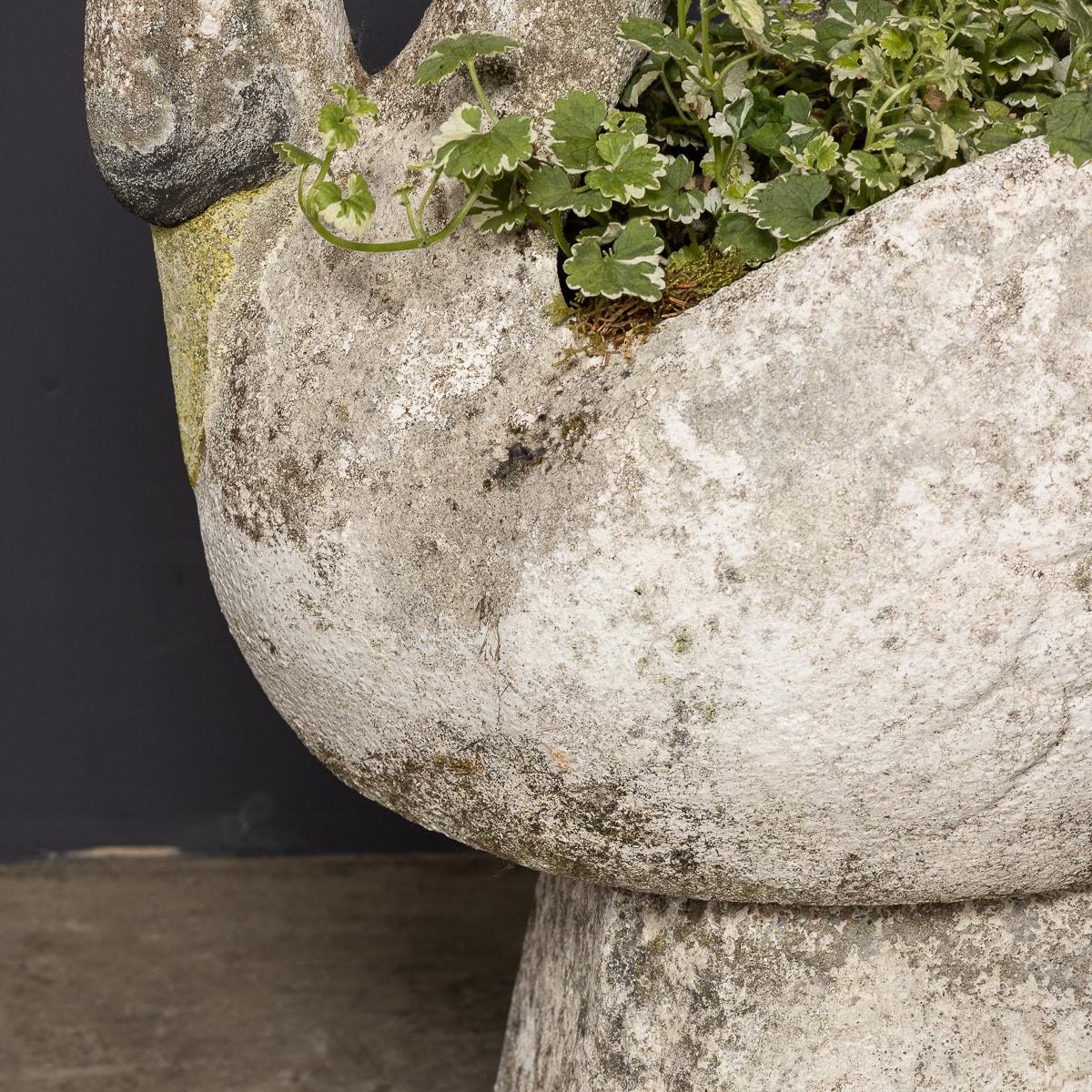 Ein Paar Stone Swan Pflanzgefäße aus dem 20. Jahrhundert, ca. 1950 im Angebot 9