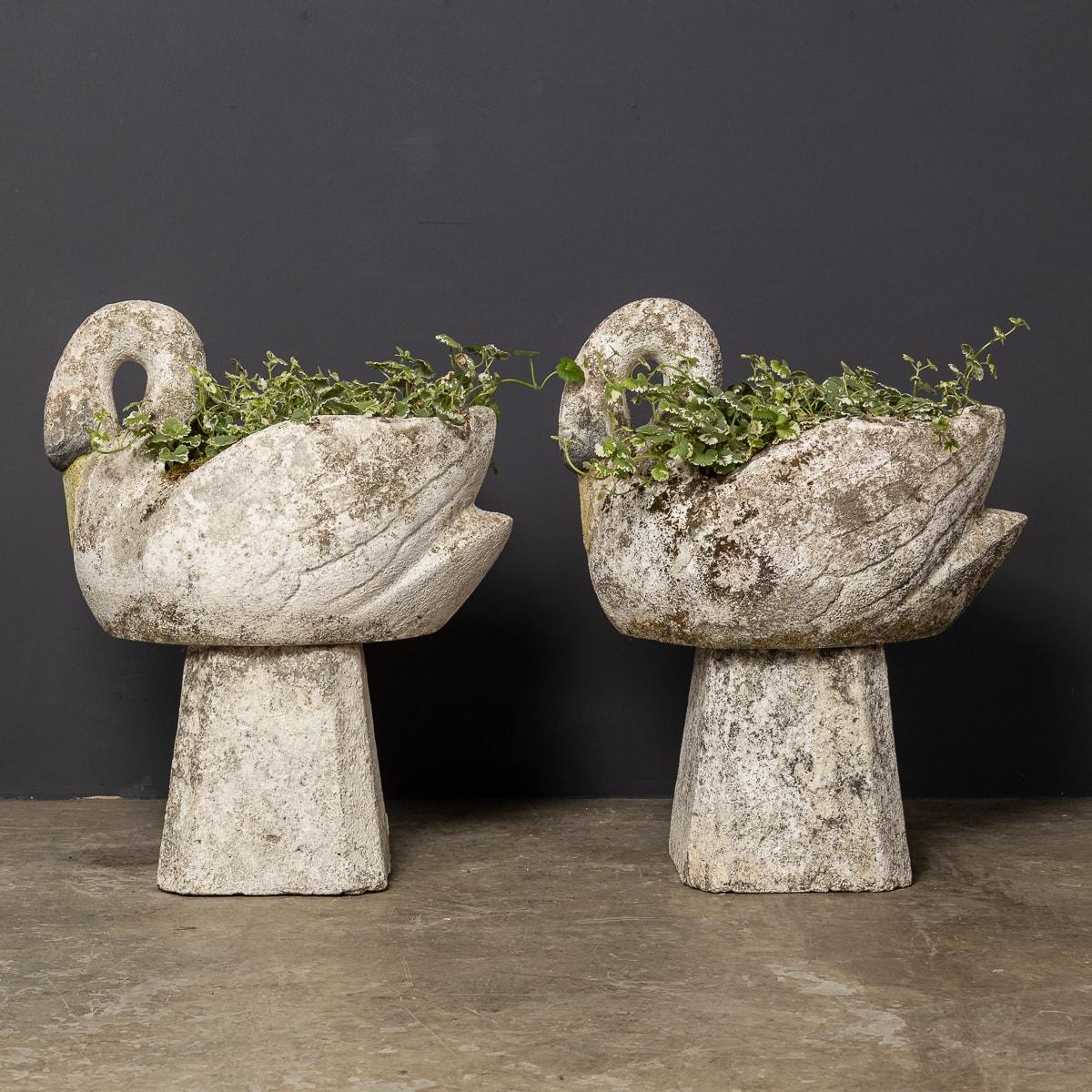 Ein Paar Stone Swan Pflanzgefäße aus dem 20. Jahrhundert, ca. 1950 (Britisch) im Angebot