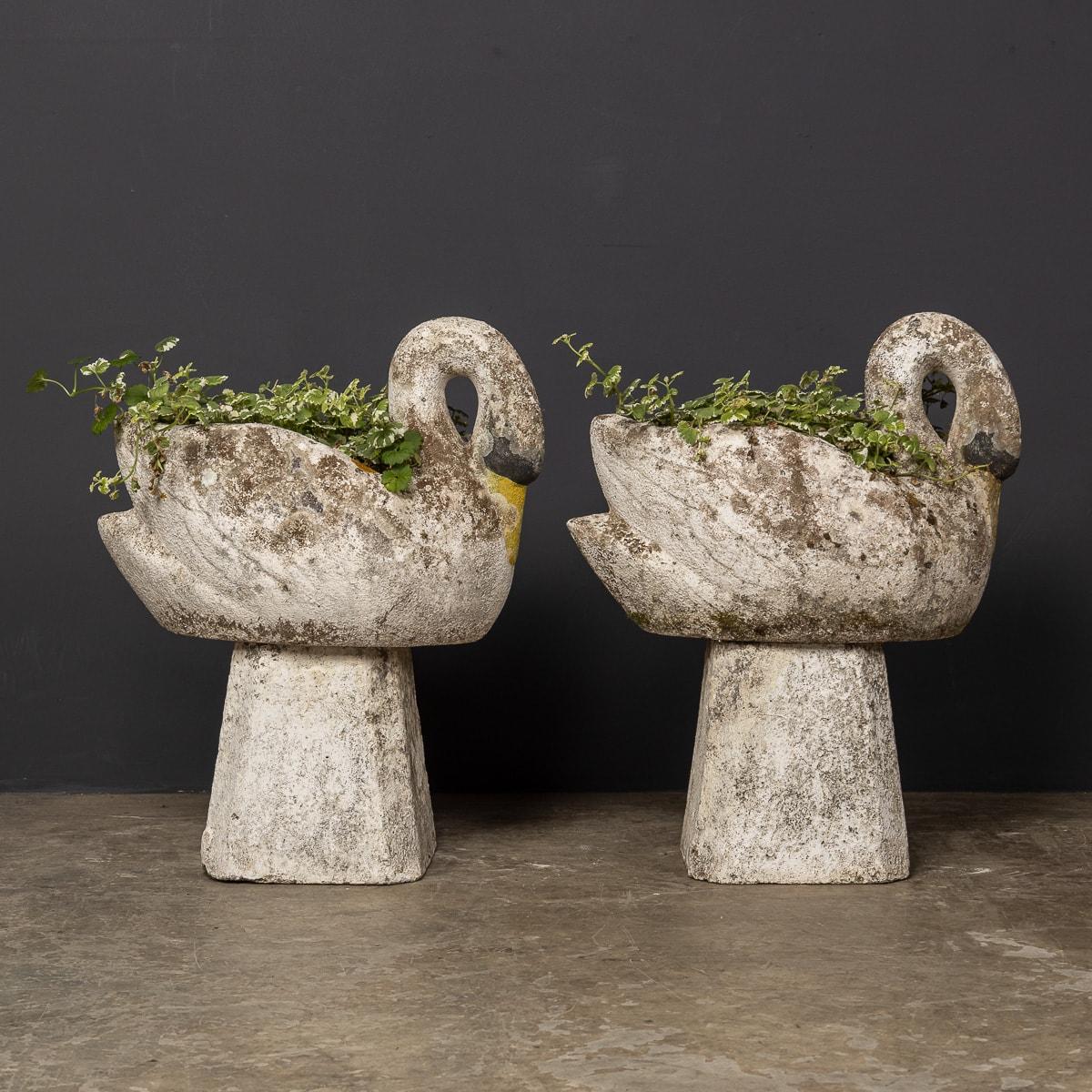 Ein Paar Stone Swan Pflanzgefäße aus dem 20. Jahrhundert, ca. 1950 (Stein) im Angebot