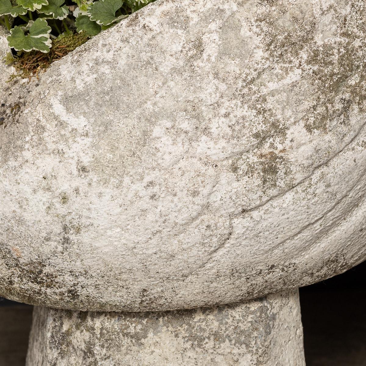 Ein Paar Stone Swan Pflanzgefäße aus dem 20. Jahrhundert, ca. 1950 im Angebot 3