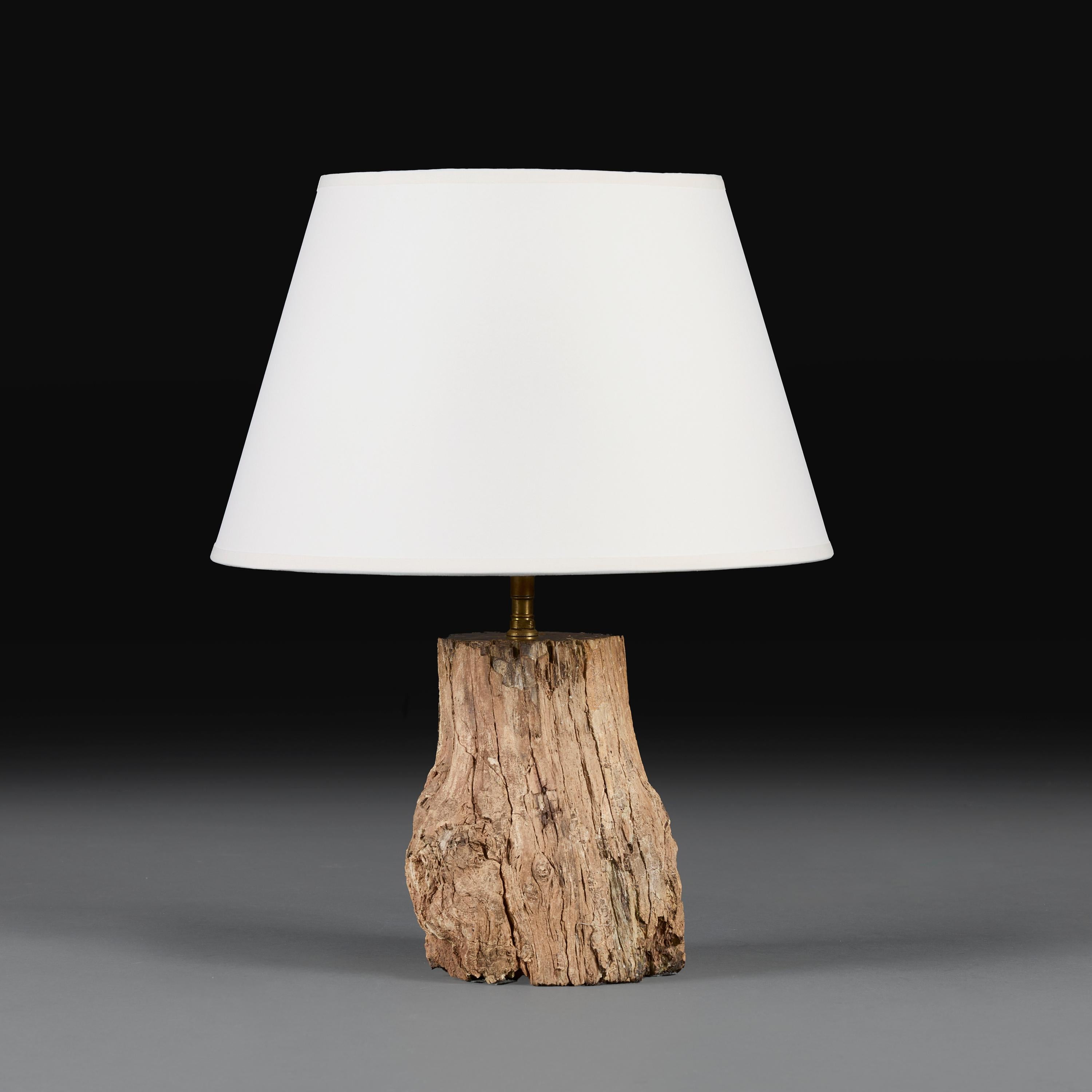 Italia, hacia 1950.

Un tronco de madera petrificada del siglo XX a pequeña escala, convertido ahora en lámpara.

Altura 20.00 centímetros.
Altura con sombra 43.00 centímetros.
Diámetro 19.00 centímetros.

Tenga en cuenta:

Pantallas no incluidas.