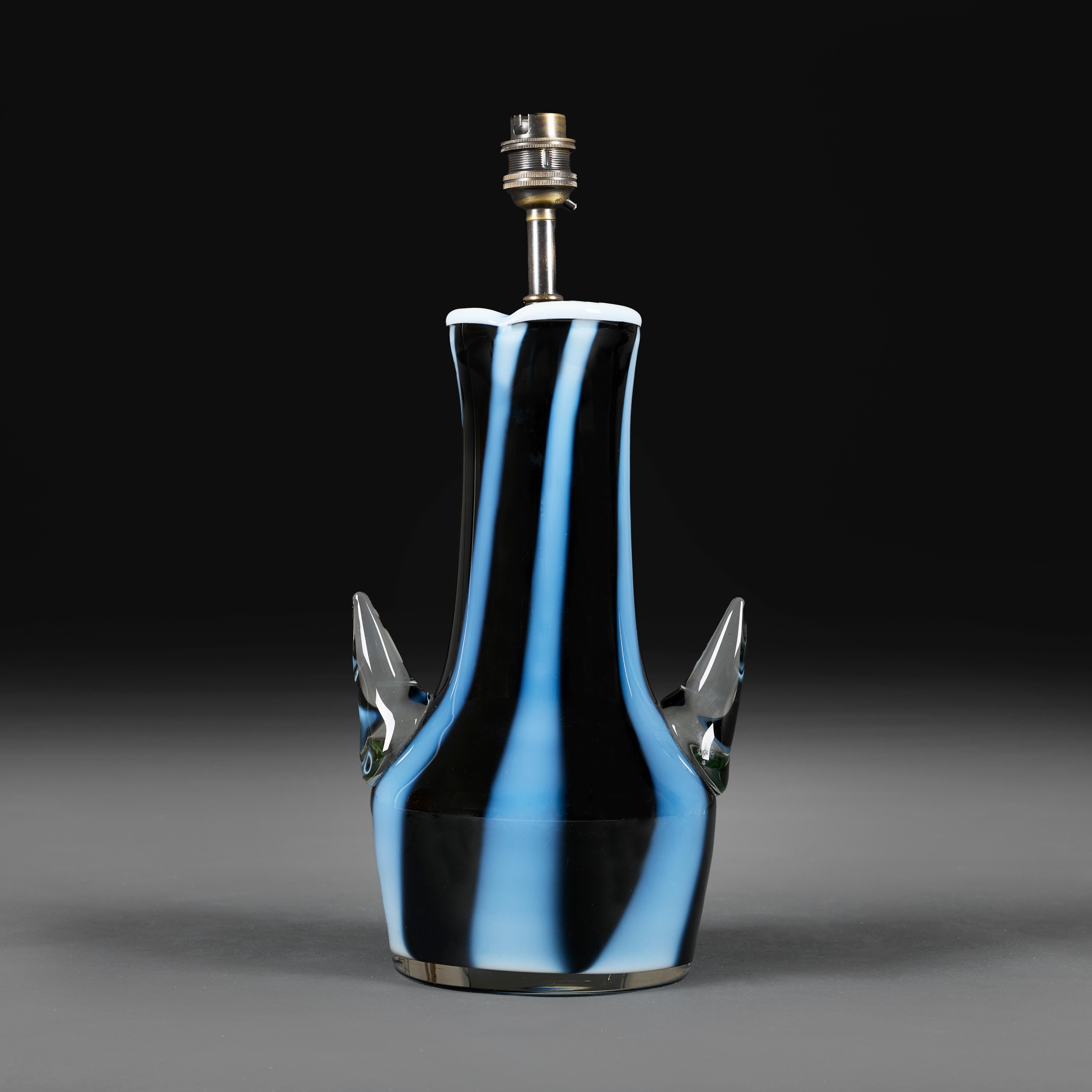 Lámpara de cristal de Murano rayado del siglo XX con asas estilizadas Moderno de mediados de siglo en venta