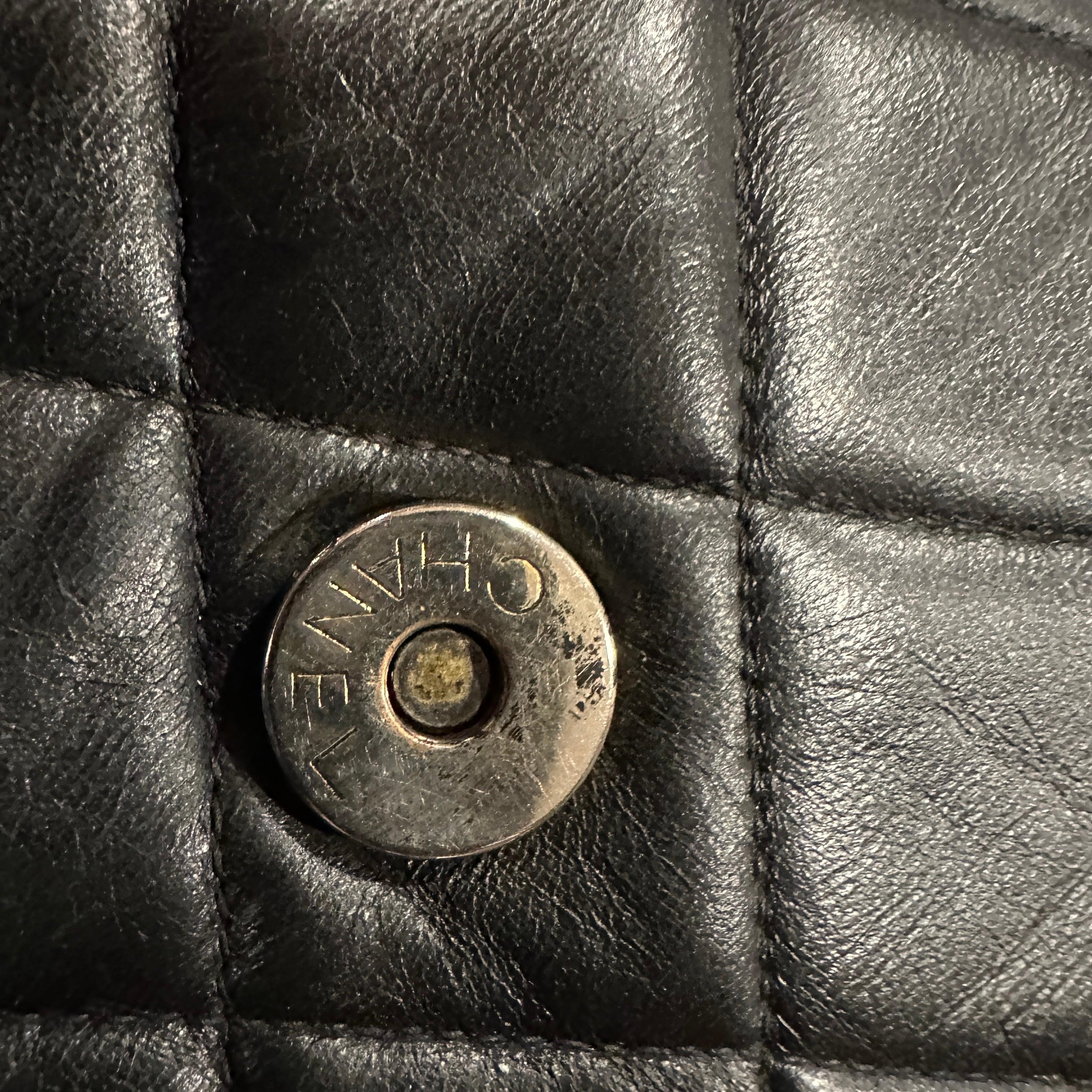 Schwarze Leder-Umhängetasche des 21. Jahrhunderts von Chanel im Angebot 6