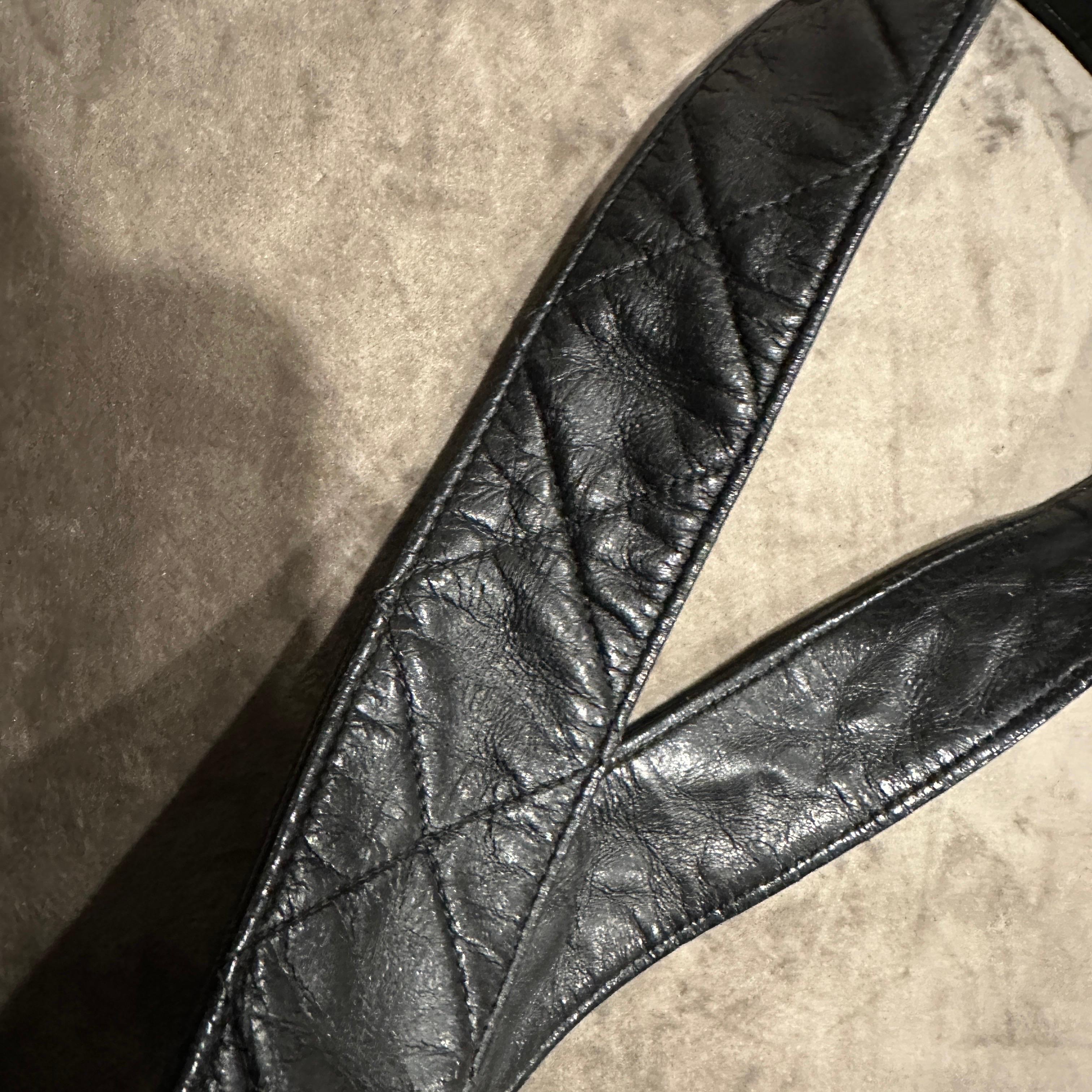 Schwarze Leder-Umhängetasche des 21. Jahrhunderts von Chanel im Angebot 7