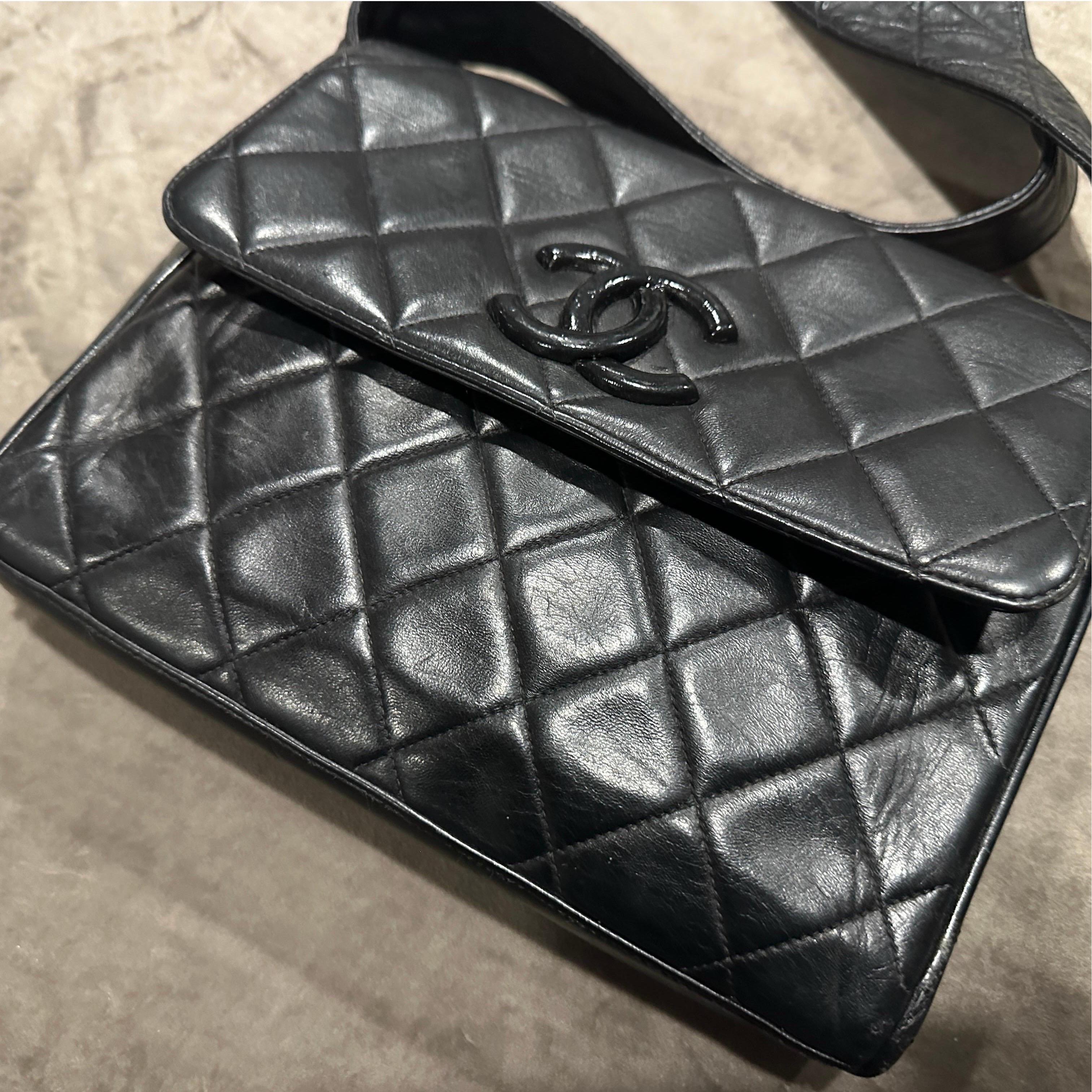 Schwarze Leder-Umhängetasche des 21. Jahrhunderts von Chanel im Angebot 8