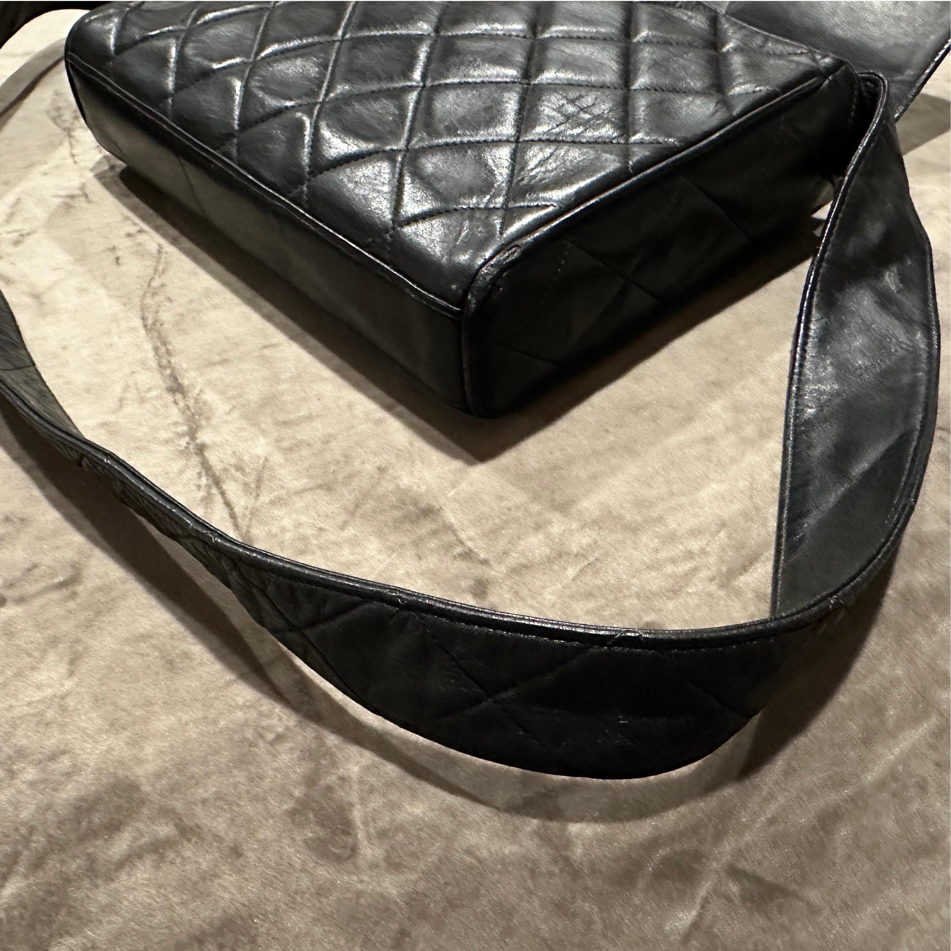 Schwarze Leder-Umhängetasche des 21. Jahrhunderts von Chanel im Angebot 9