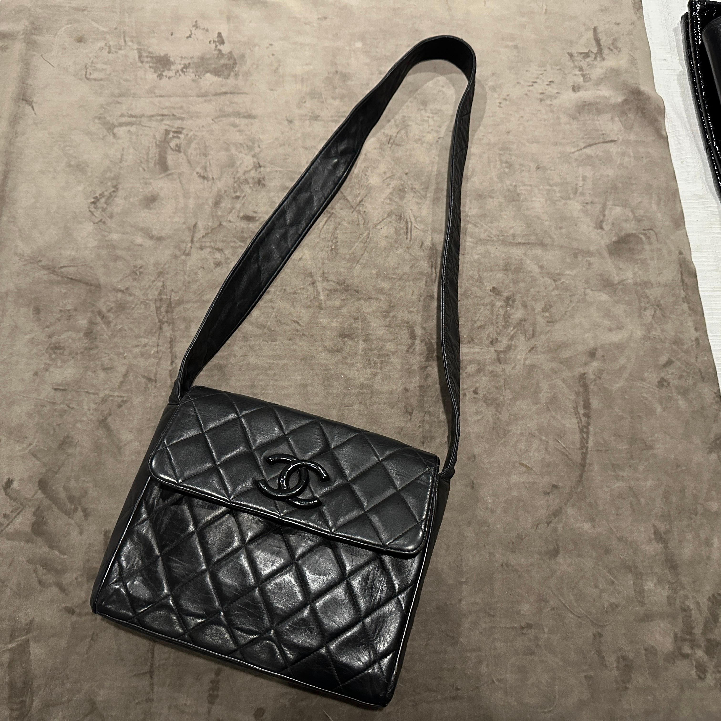 Schwarze Leder-Umhängetasche des 21. Jahrhunderts von Chanel im Angebot 10