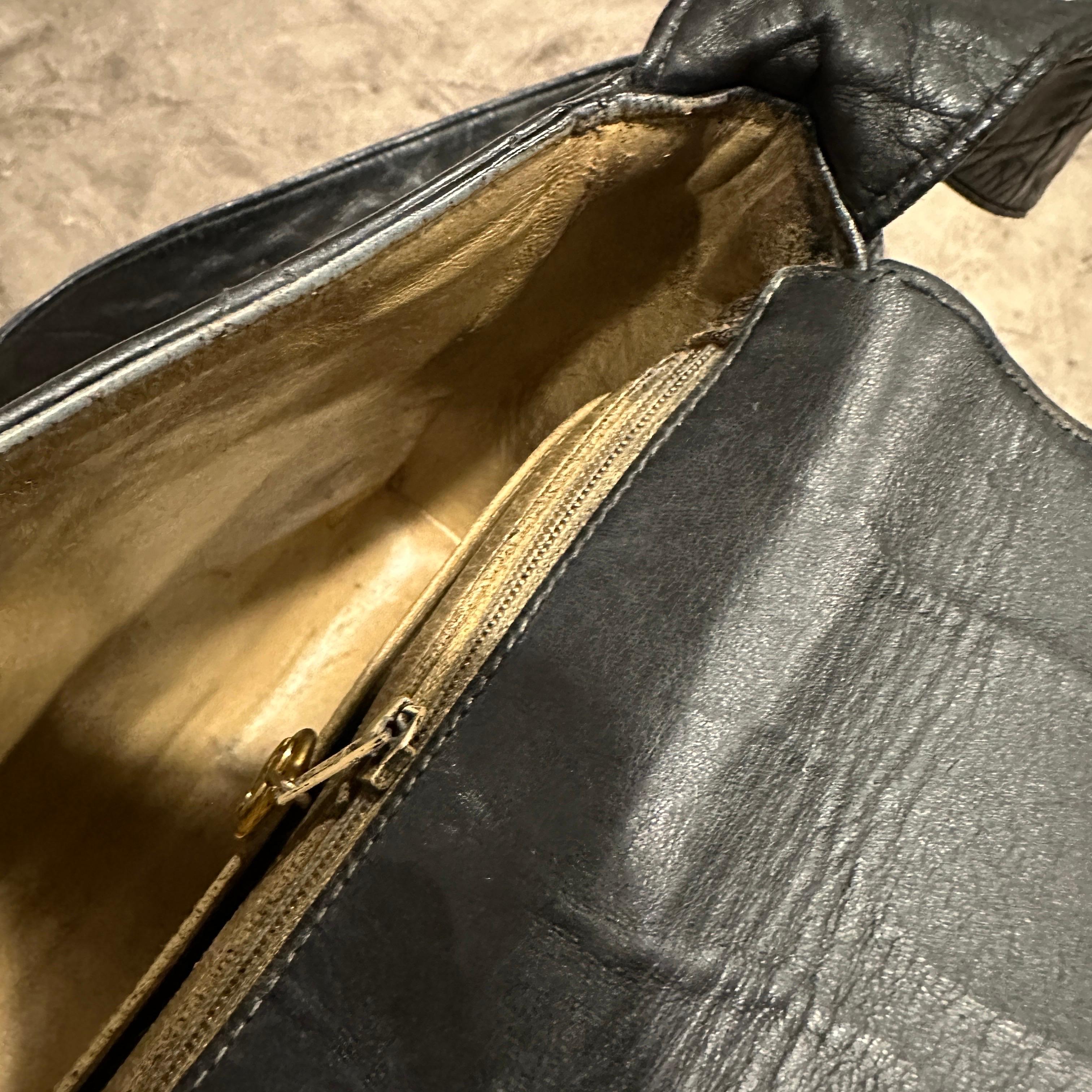 Schwarze Leder-Umhängetasche des 21. Jahrhunderts von Chanel im Angebot 11
