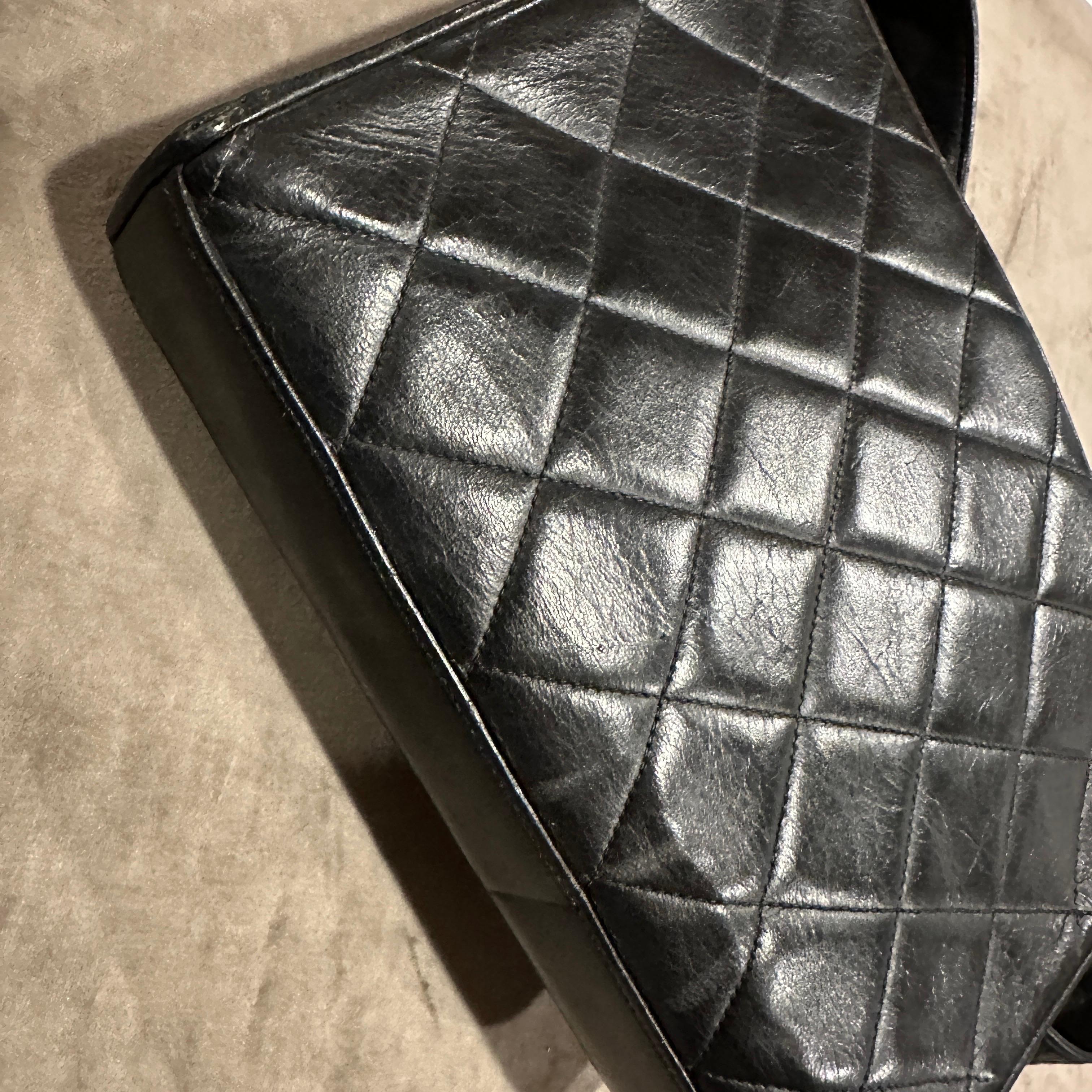 Schwarze Leder-Umhängetasche des 21. Jahrhunderts von Chanel im Angebot 12