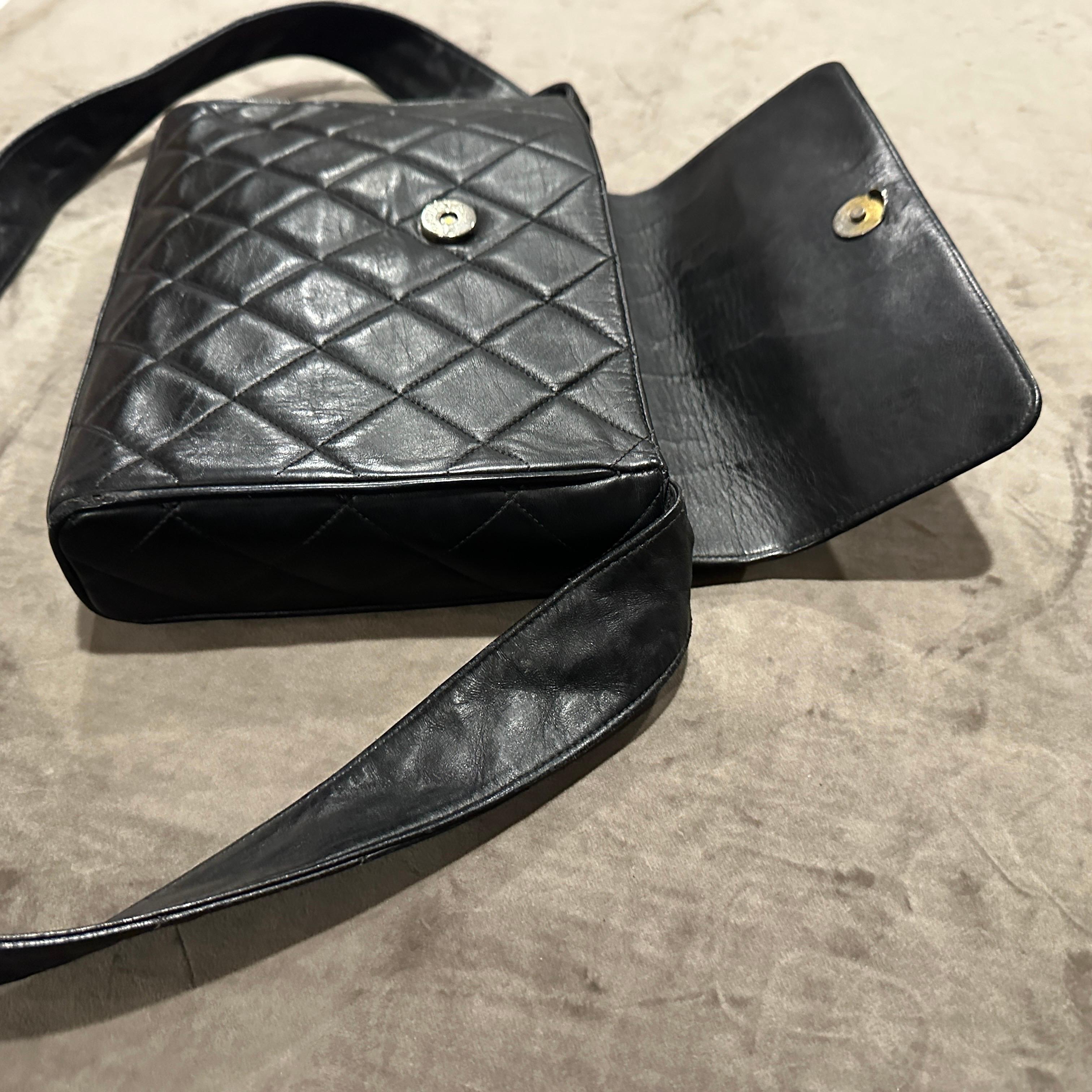 Schwarze Leder-Umhängetasche des 21. Jahrhunderts von Chanel im Angebot 13