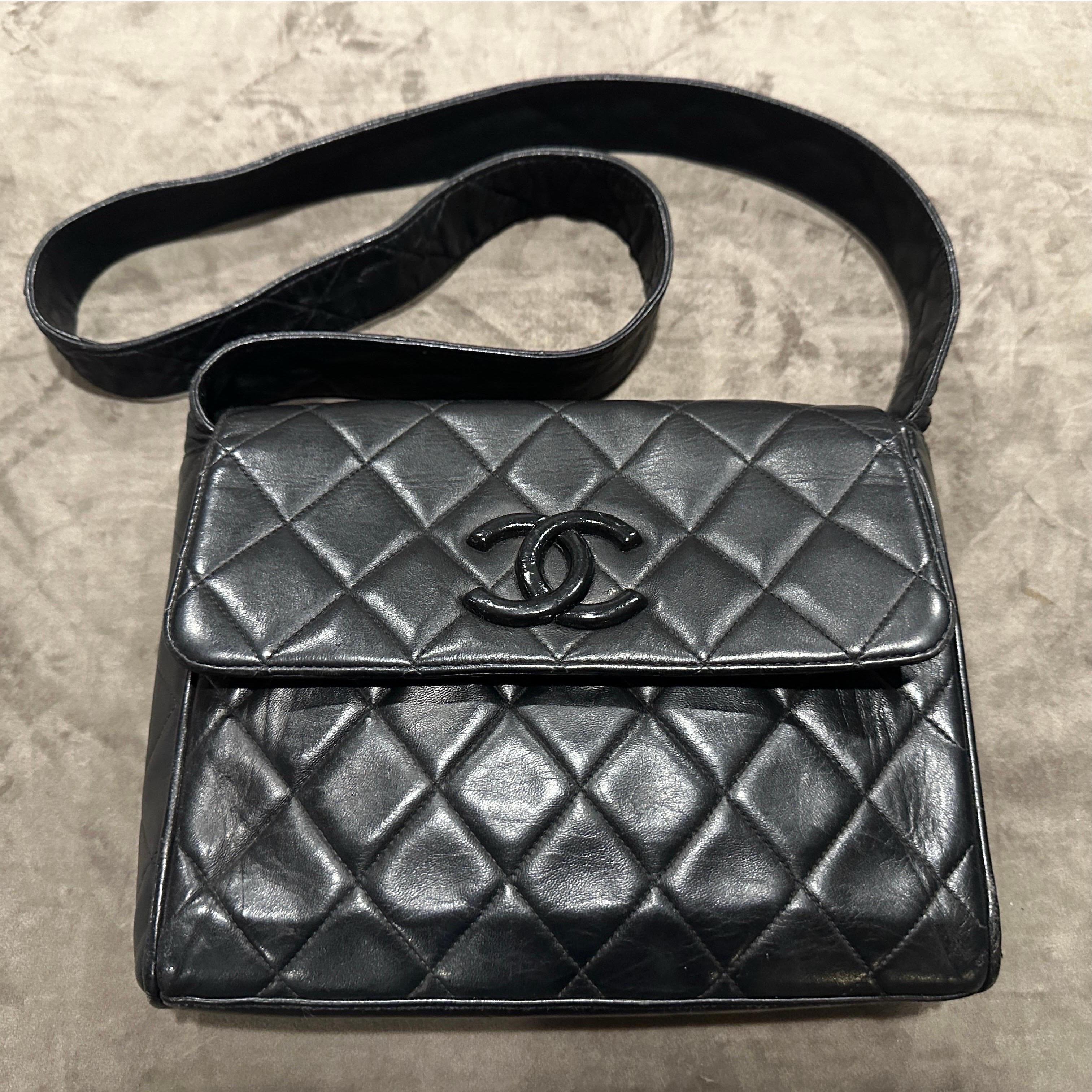Diese raffinierte und zeitlose Chanel Umhängetasche aus schwarzem Leder aus dem 21. Jahrhundert ist eine anspruchsvolle Ergänzung für jede Luxuskollektion. Die Tasche ist aus geschmeidigem, hochwertigem, gestepptem Lammleder gefertigt und zeigt das