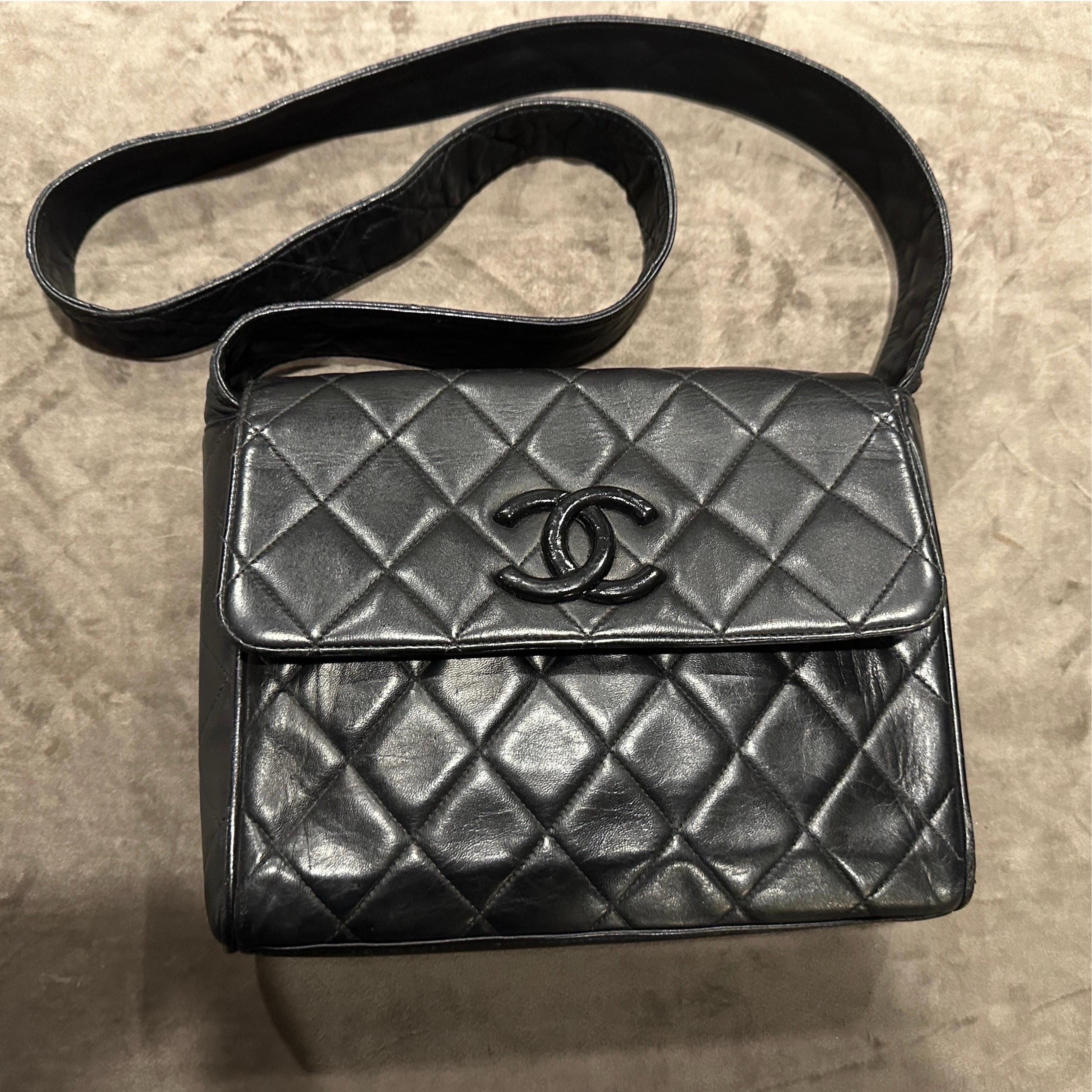 Schwarze Leder-Umhängetasche des 21. Jahrhunderts von Chanel für Damen oder Herren im Angebot