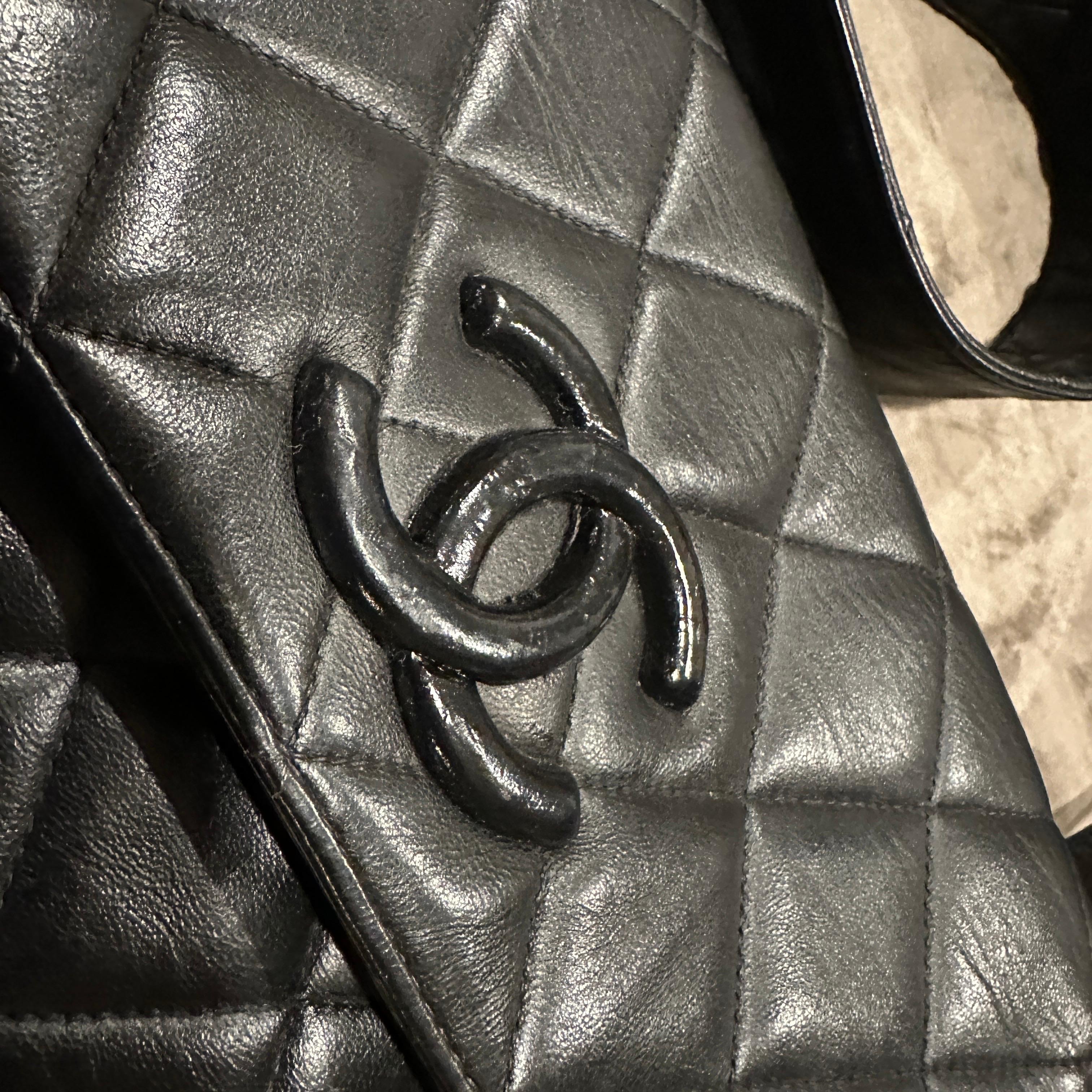 Schwarze Leder-Umhängetasche des 21. Jahrhunderts von Chanel im Angebot 1