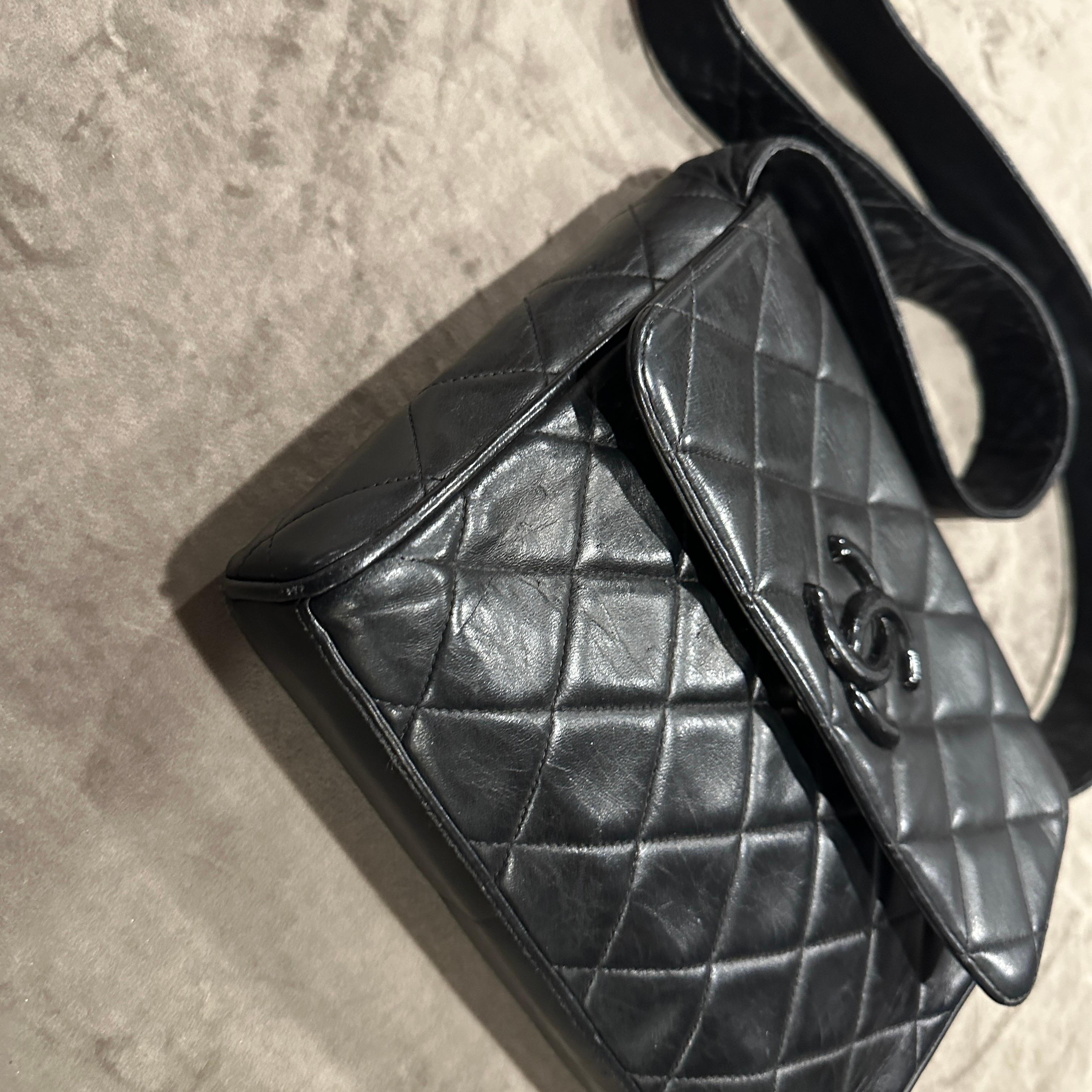 Schwarze Leder-Umhängetasche des 21. Jahrhunderts von Chanel im Angebot 2