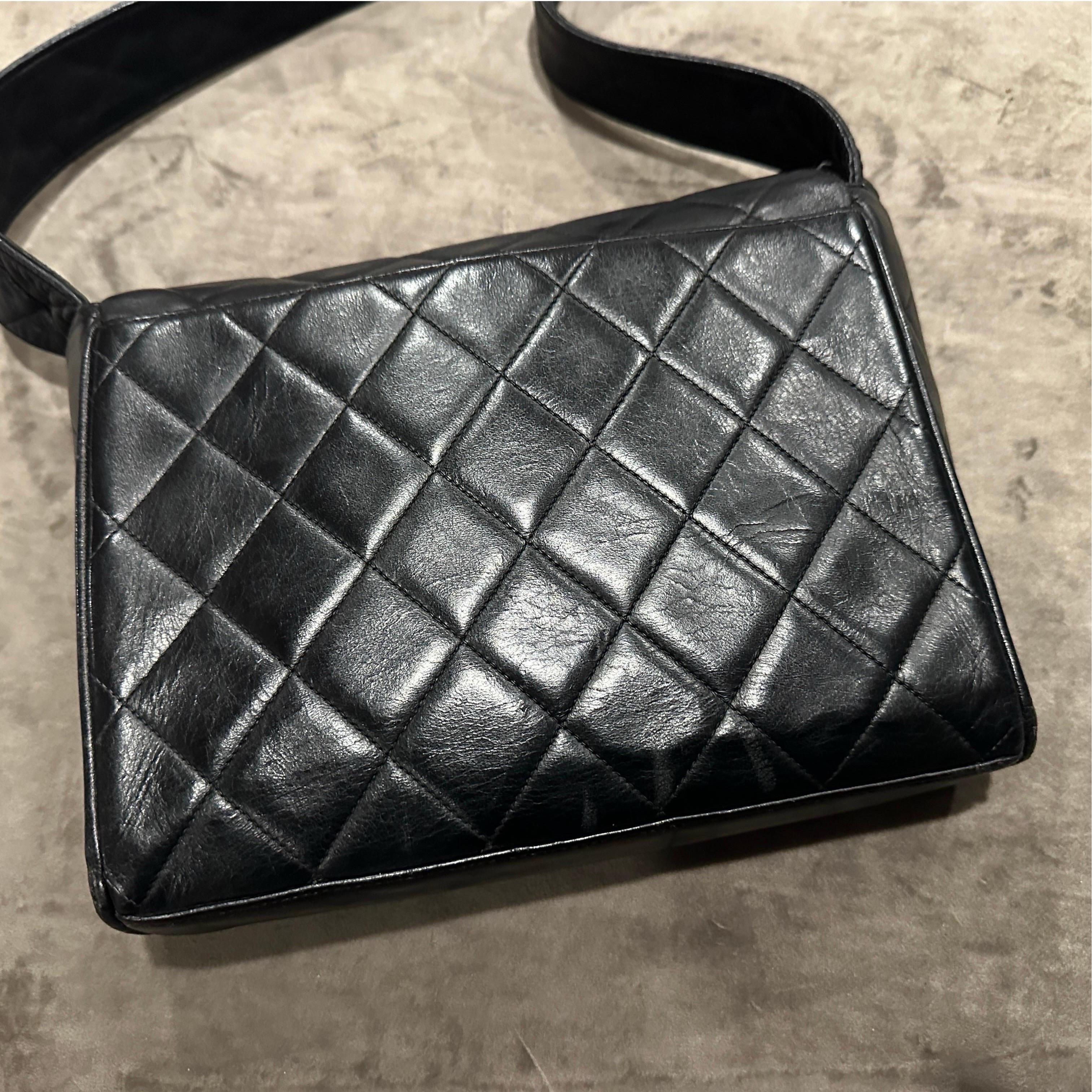 Schwarze Leder-Umhängetasche des 21. Jahrhunderts von Chanel im Angebot 4