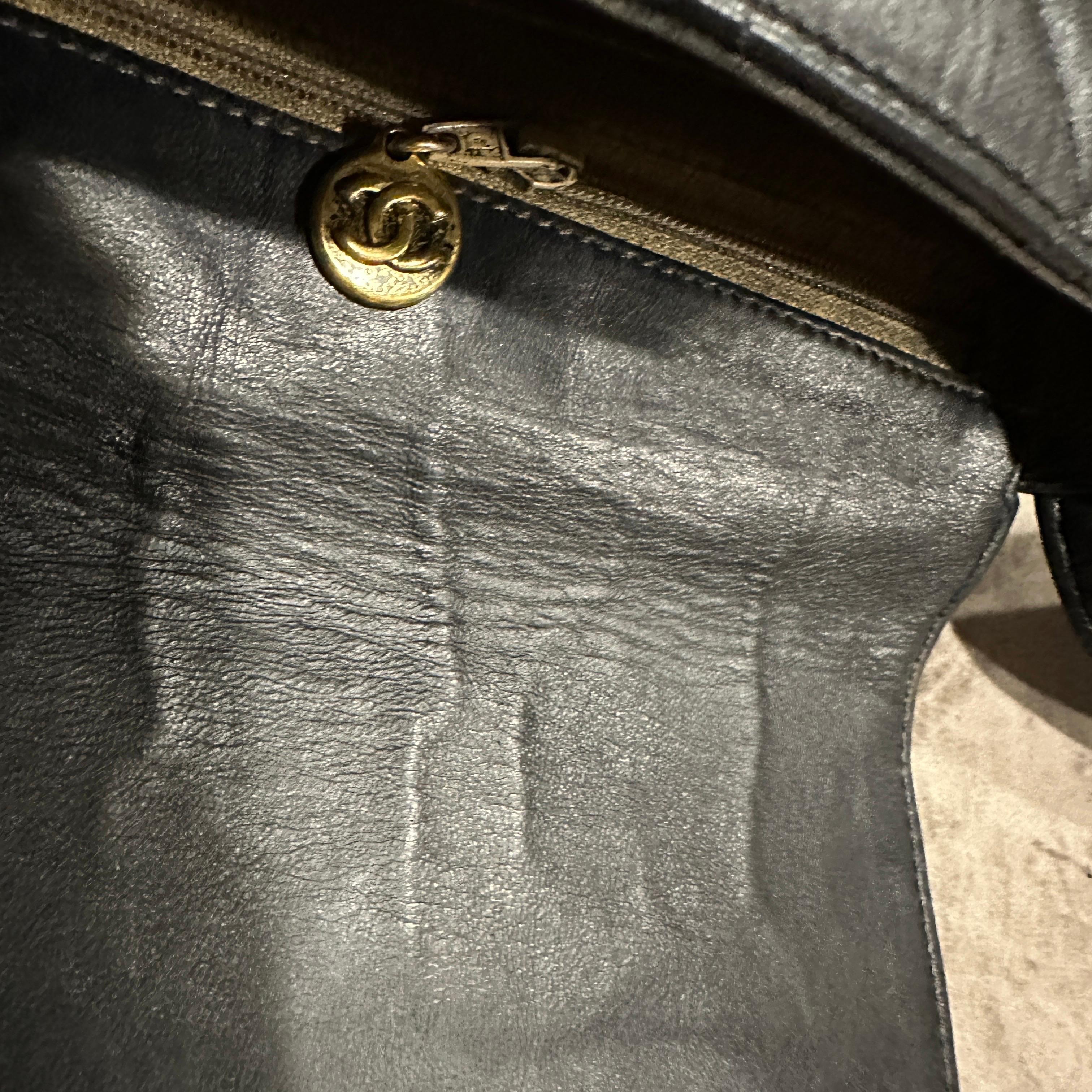 Schwarze Leder-Umhängetasche des 21. Jahrhunderts von Chanel im Angebot 5