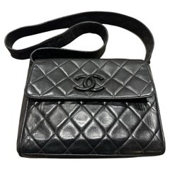 Una borsa a tracolla in pelle nera di Chanel del 21° secolo