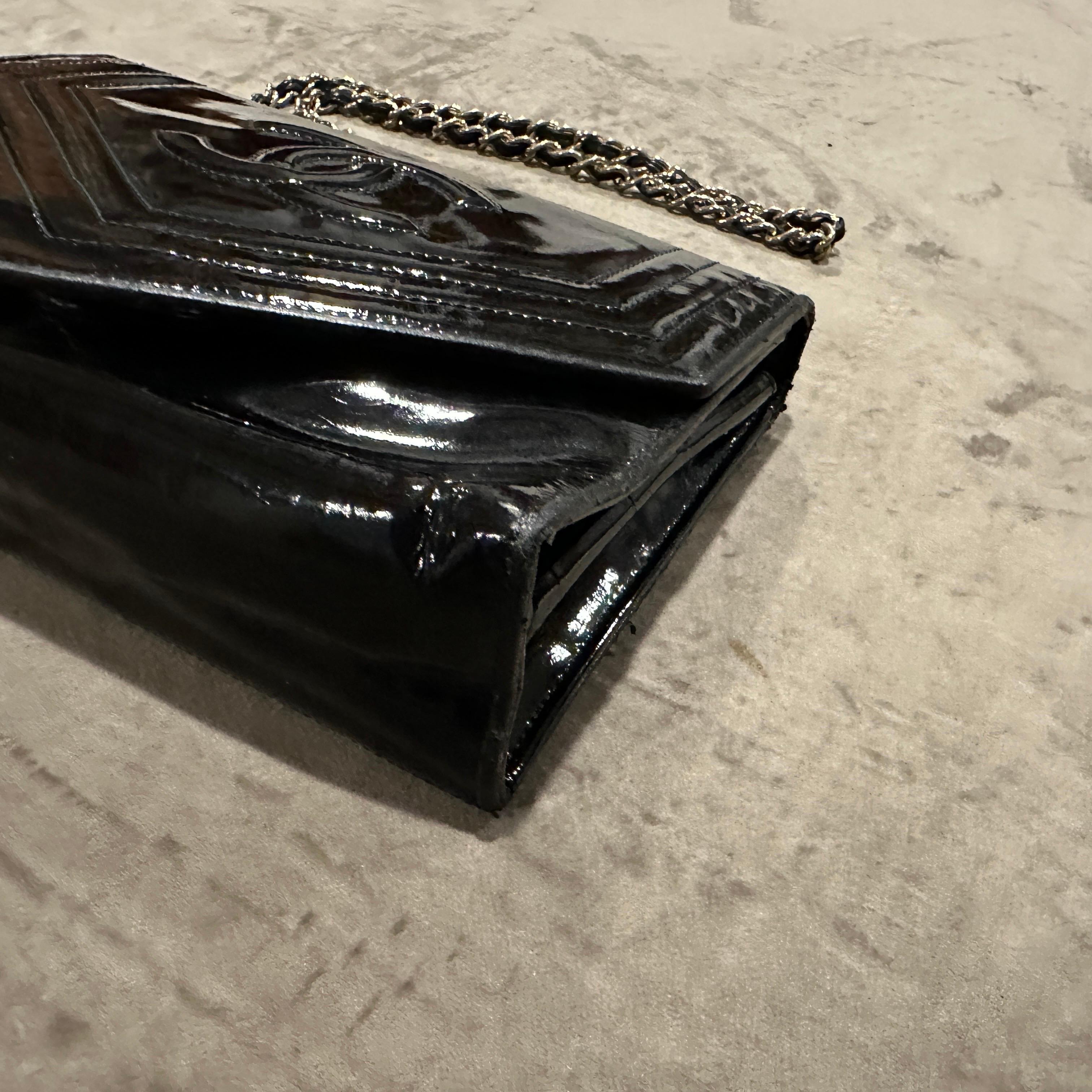 A 21st Century Chanel Black Glossy Patent Leather Crossbody Bag In Good Condition For Sale In Aci Castello, IT