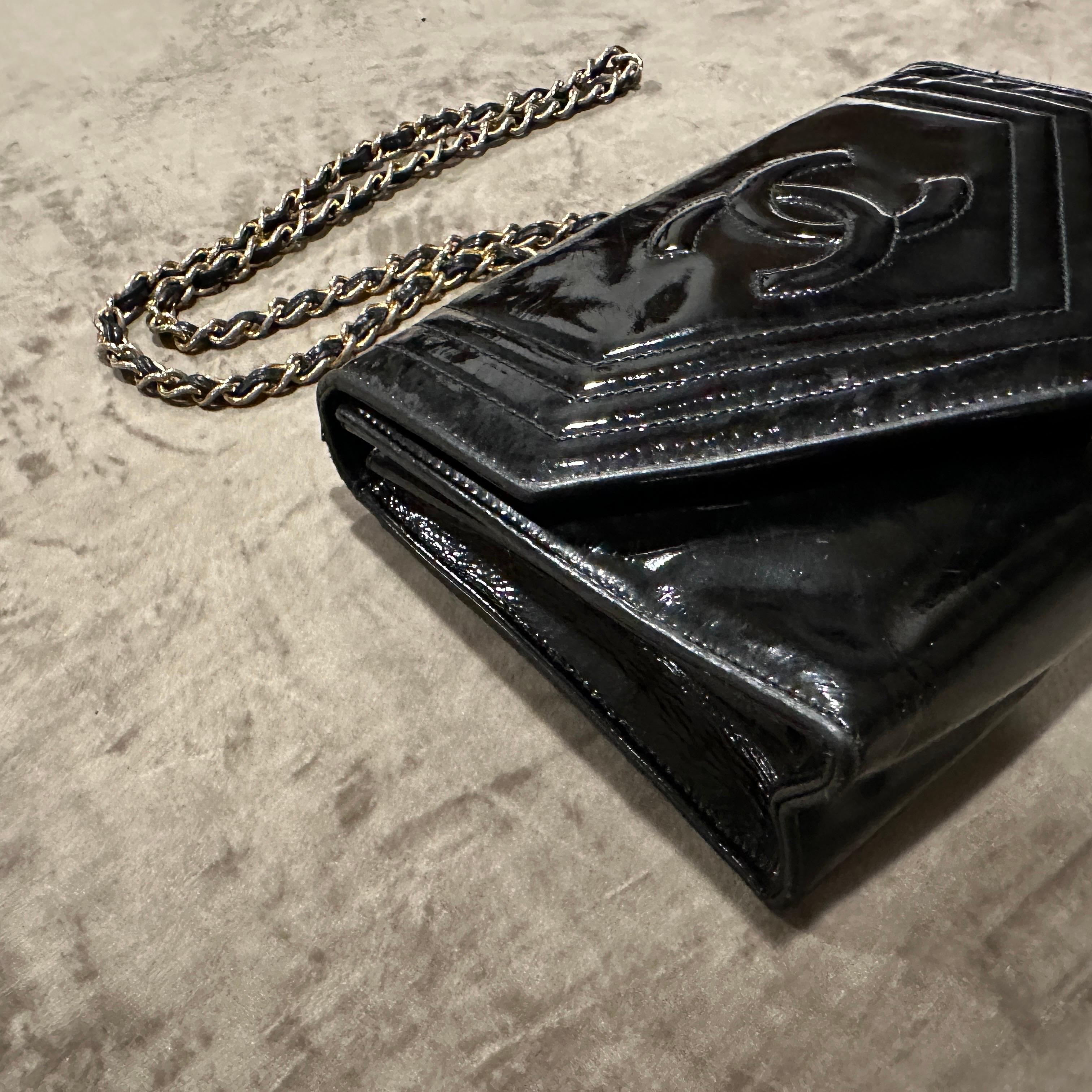 A 21st Century Chanel Black Glossy Patent Leather Crossbody Bag For Sale 2