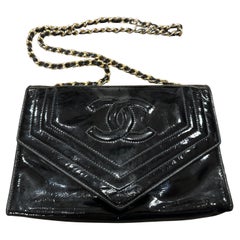 A 21st Century Chanel Schwarz Glänzend Lackleder Crossbody Bag