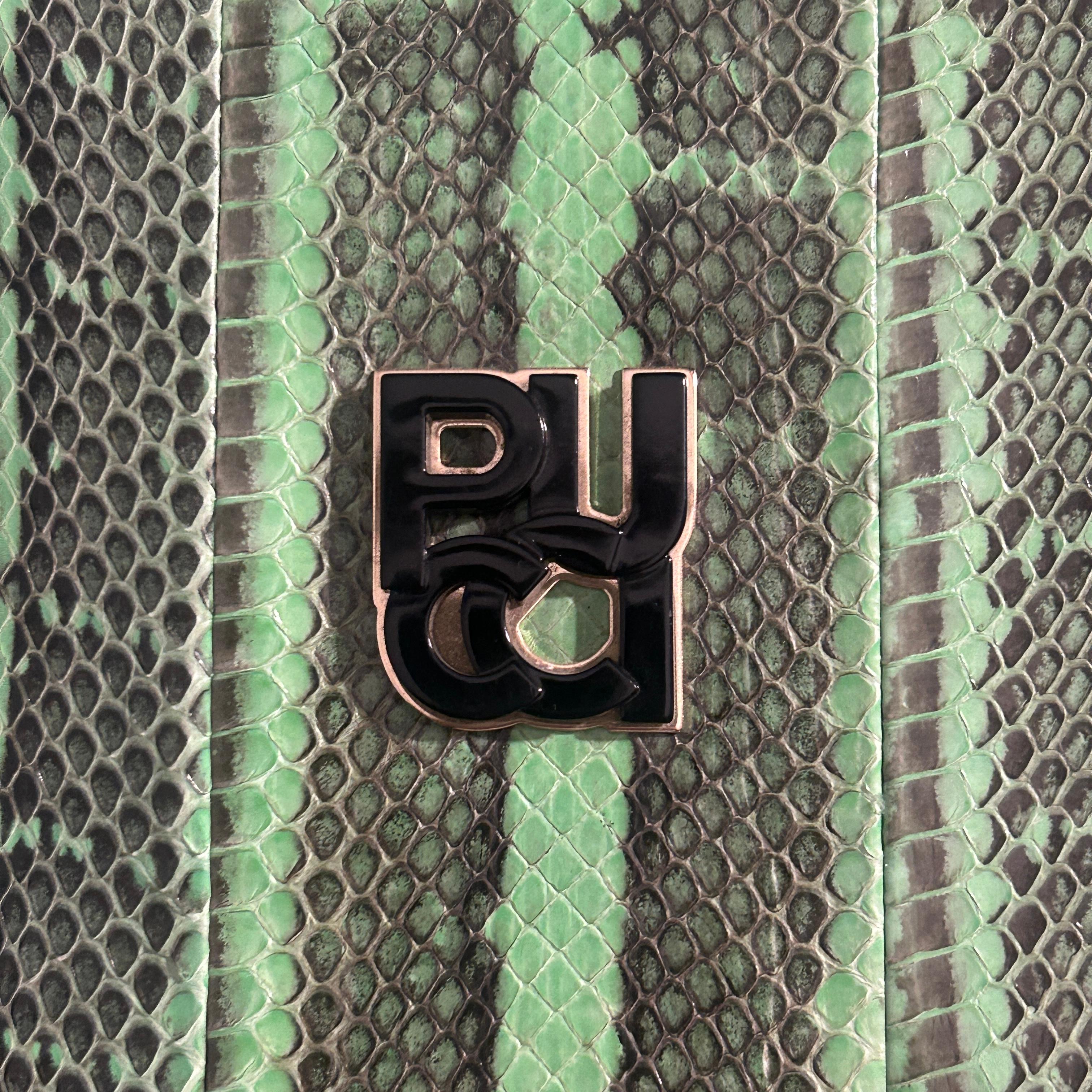 Ce sac ceinture Emilio Pucci est un accessoire étonnant qui allie luxe et praticité, fabriqué au 21ème siècle pour incarner la sophistication moderne. Son extérieur présente un imprimé python vert saisissant, conçu de manière experte pour mettre en