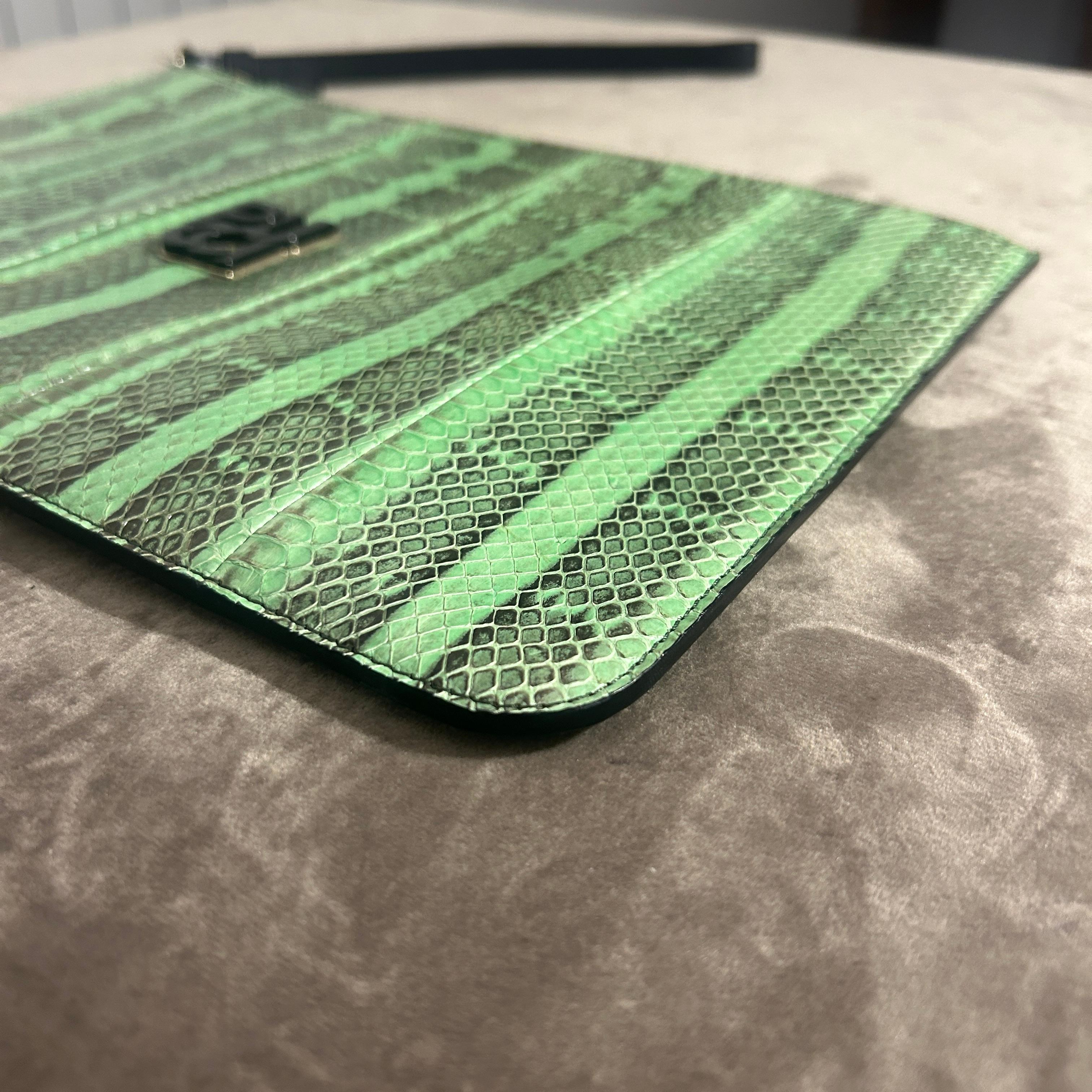 Gris Sac ceinture Emilio Pucci du 21e siècle en python imprimé vert en vente