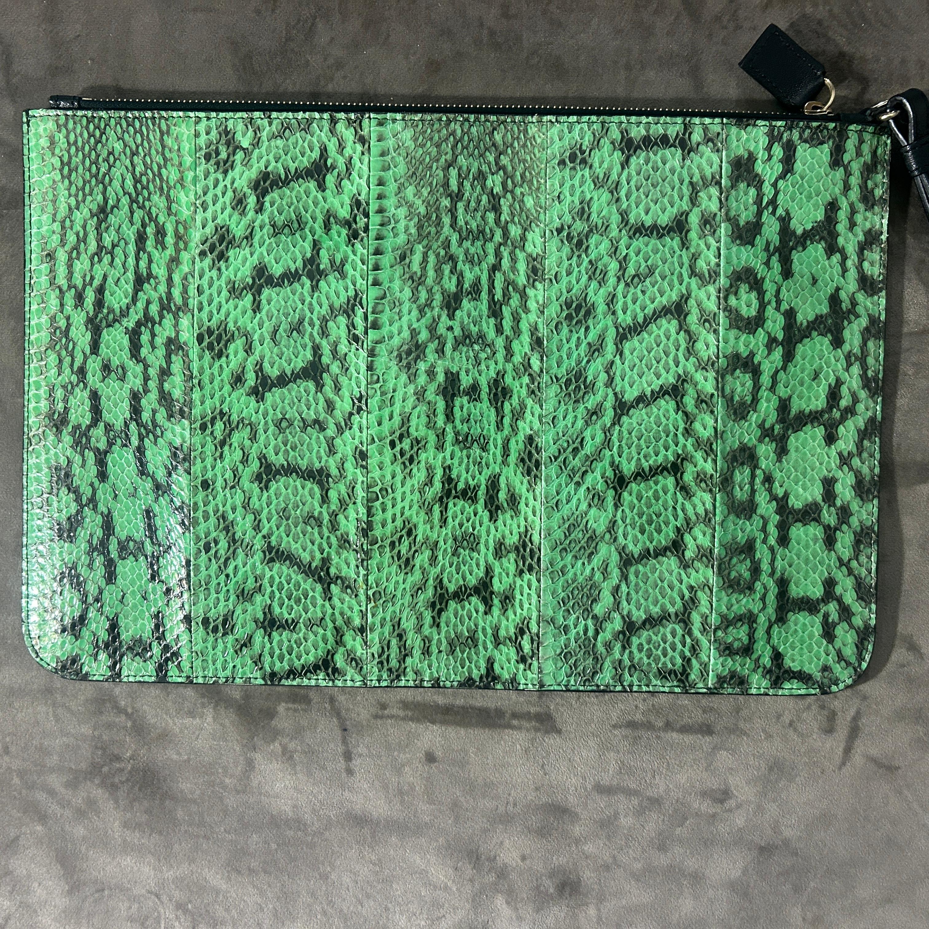 Sac ceinture Emilio Pucci du 21e siècle en python imprimé vert Unisexe en vente
