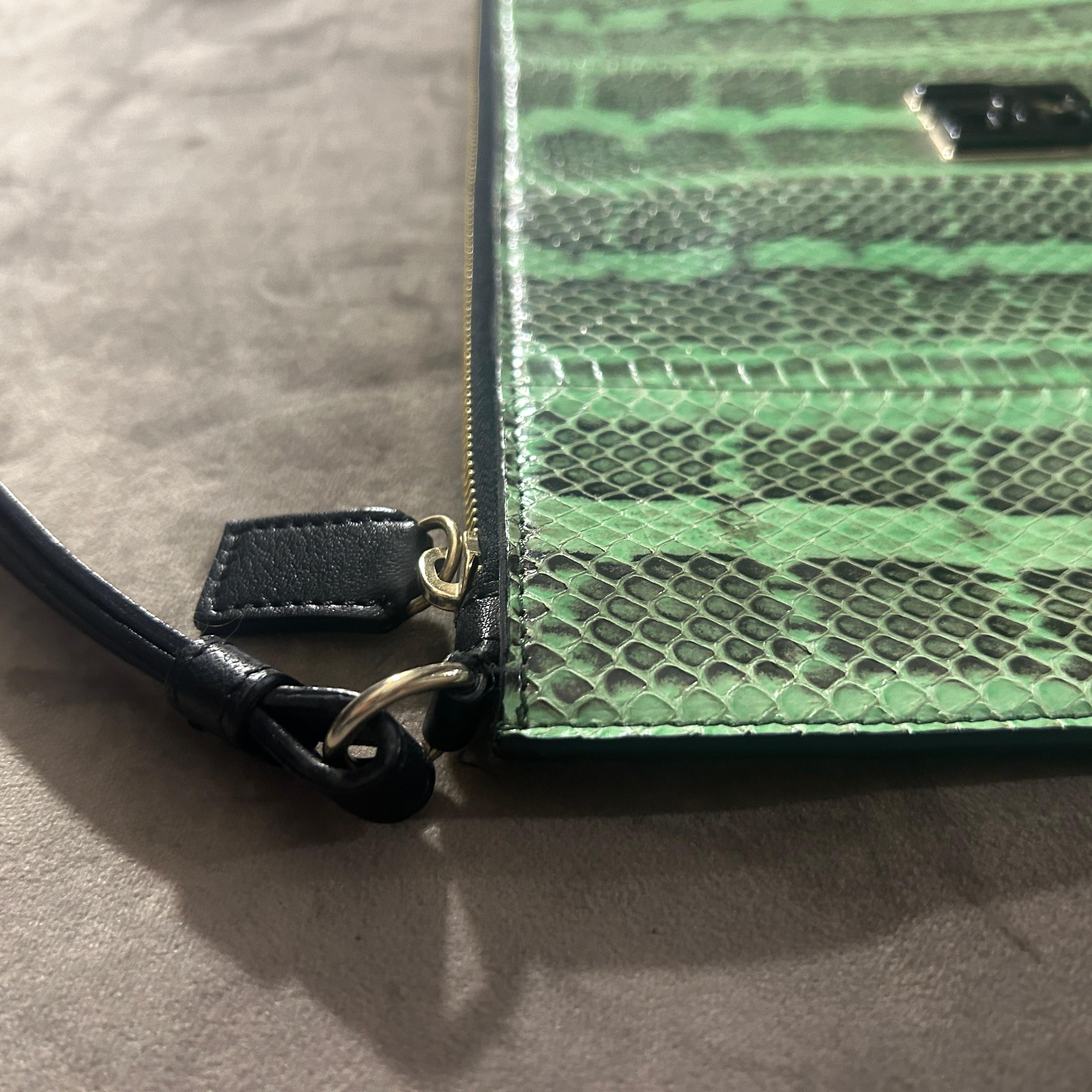 Sac ceinture Emilio Pucci du 21e siècle en python imprimé vert en vente 3