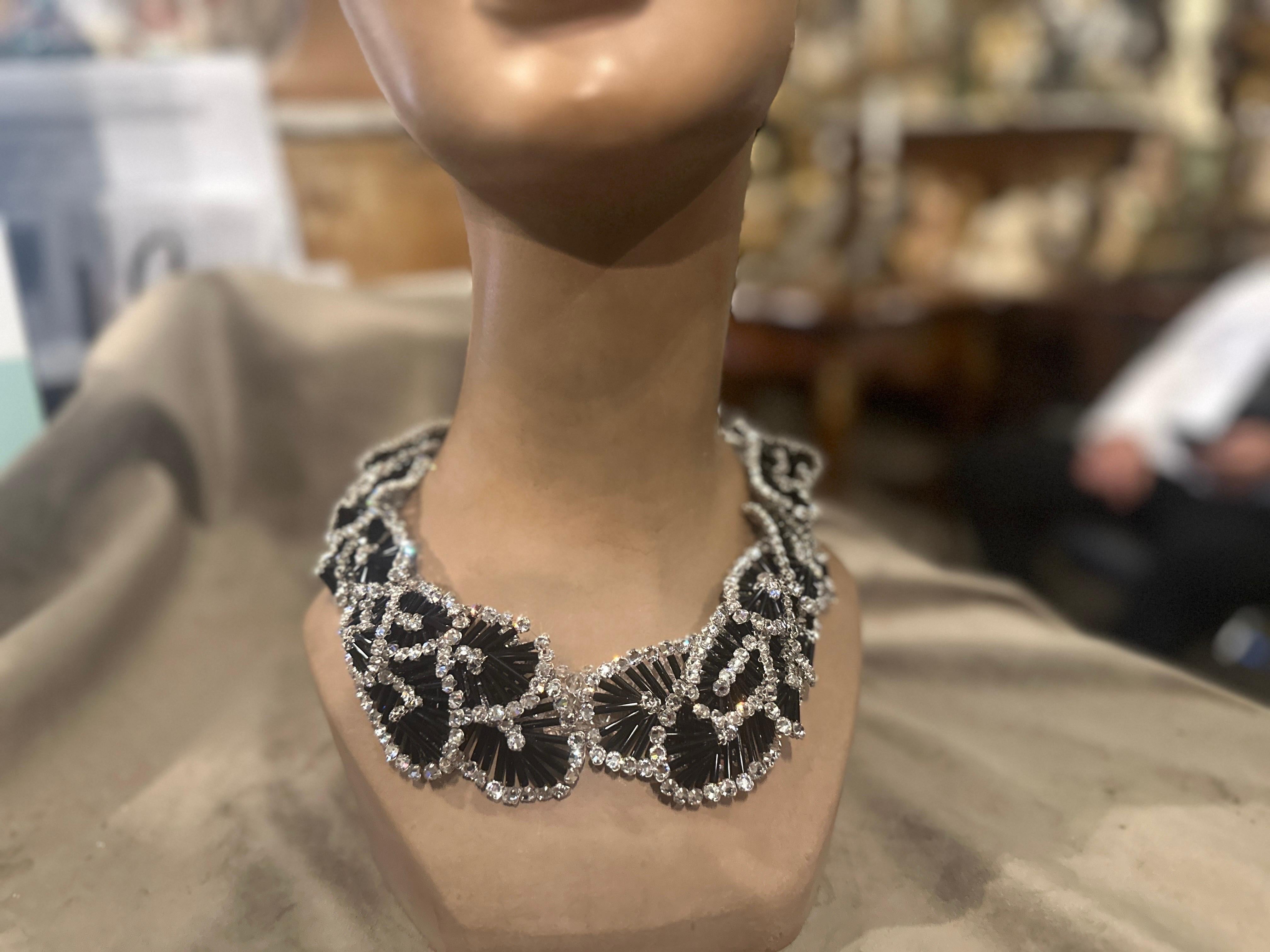 Donna Una collana a più fili in bianco e nero di Coppola e Toppo, icona del XXI secolo. in vendita